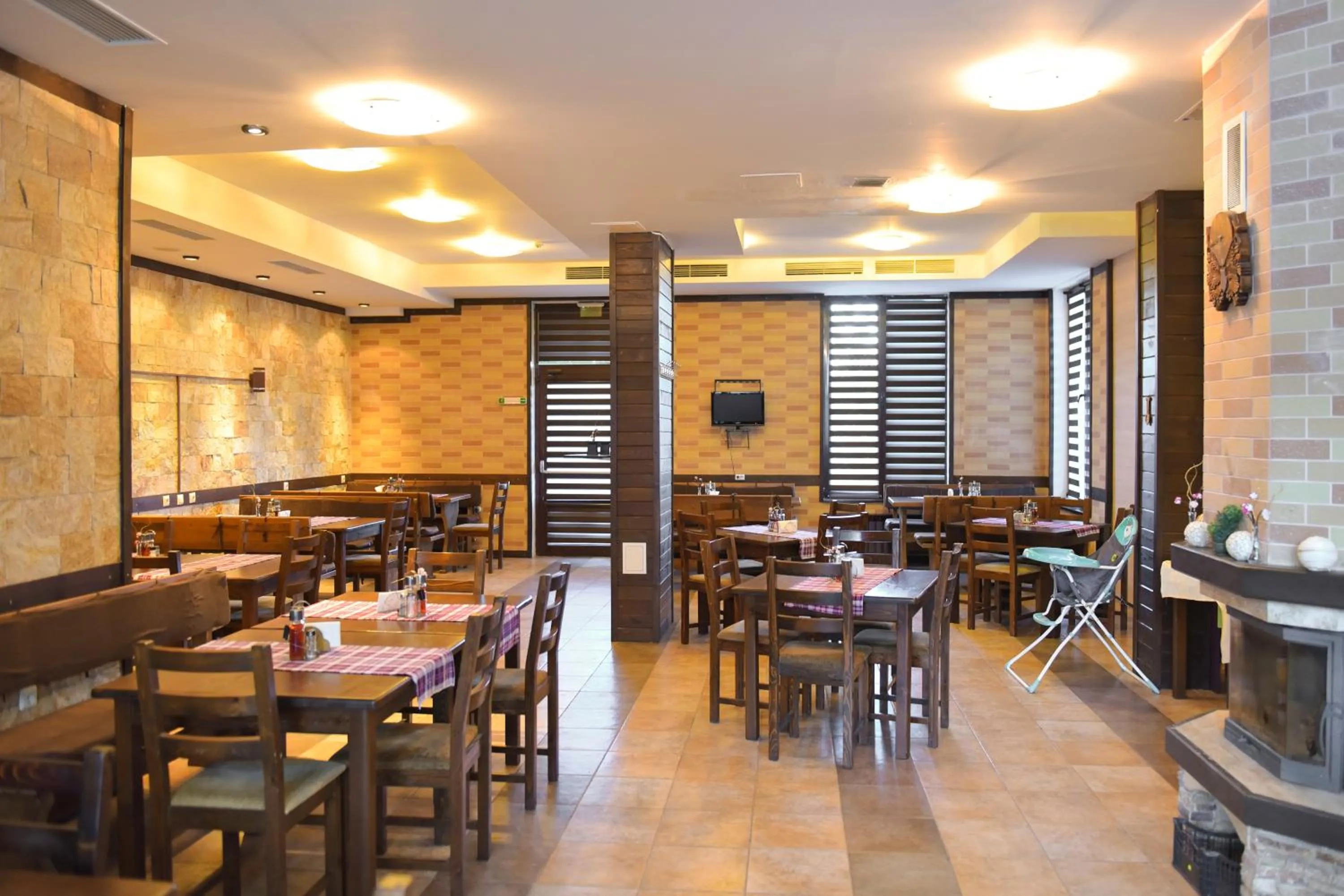 Royal Bansko - Family Apart Hotel With All Inclusive Light or HB&Drinks and Hot Pool & Jacuzzis