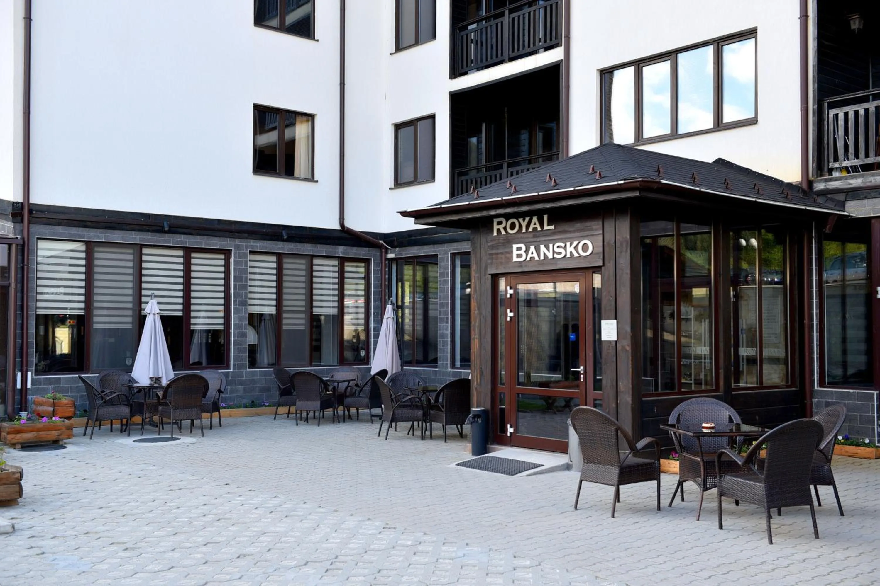 Facade/entrance in Royal Bansko - Family Apart Hotel With All Inclusive Light or HB&Drinks and Hot Pool & Jacuzzis
