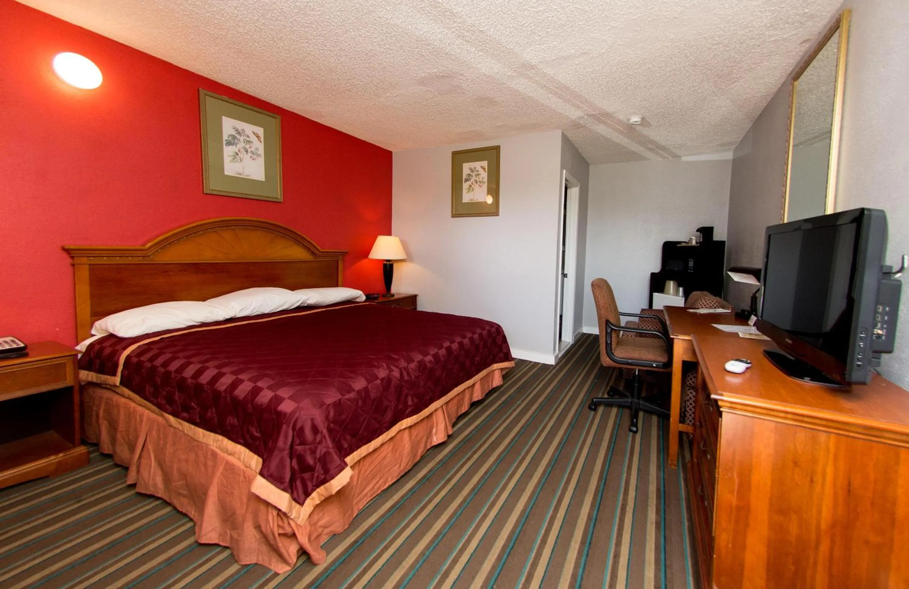 Bed in Scottish Inn and Suites - Bensalem-Philadelphia