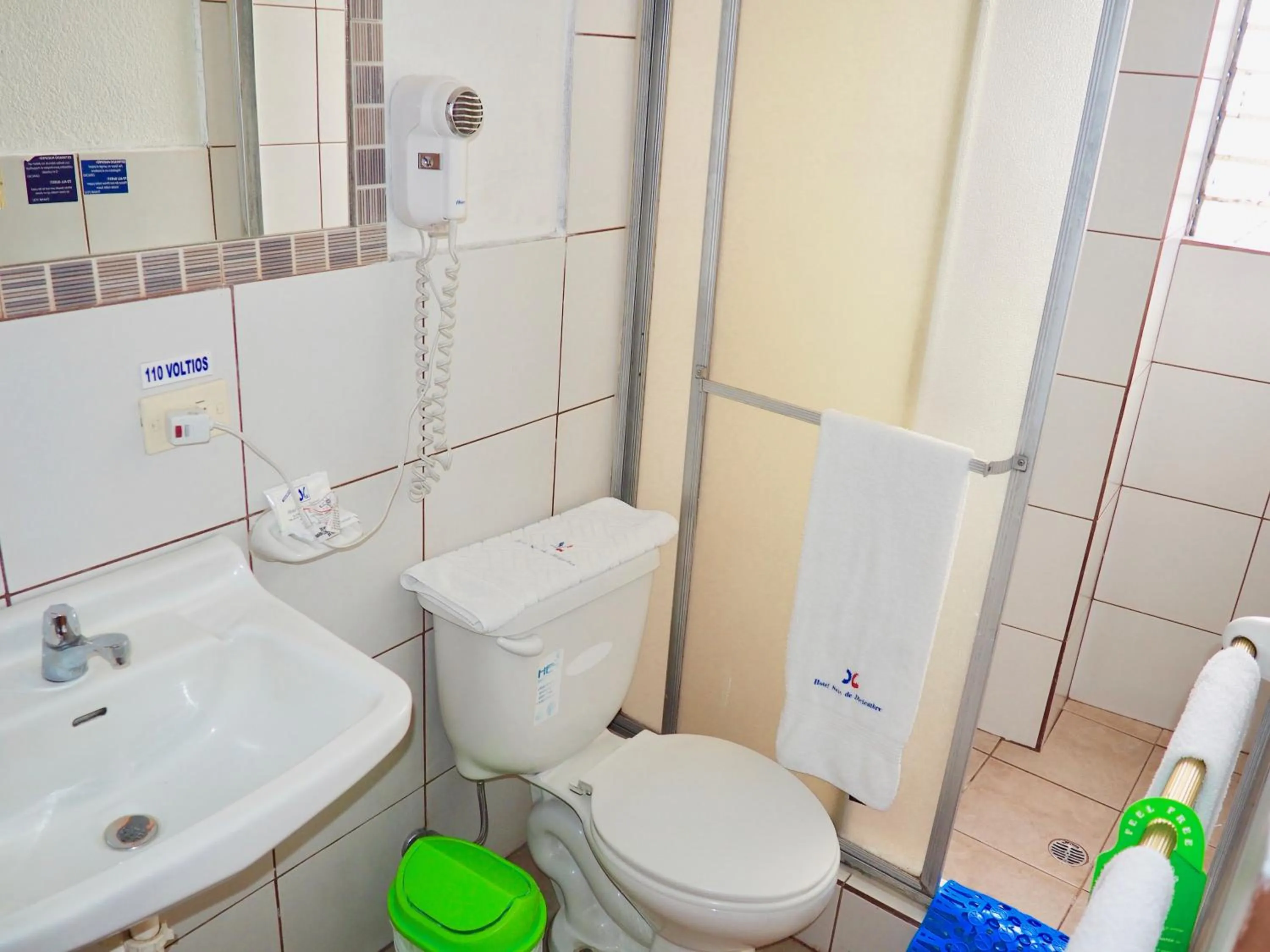 Shower in Hotel 6 De Diciembre