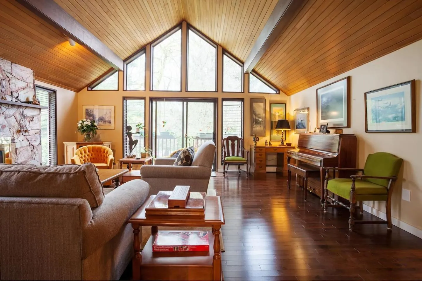 Communal lounge/ TV room in Coles Bay Vacation Retreat