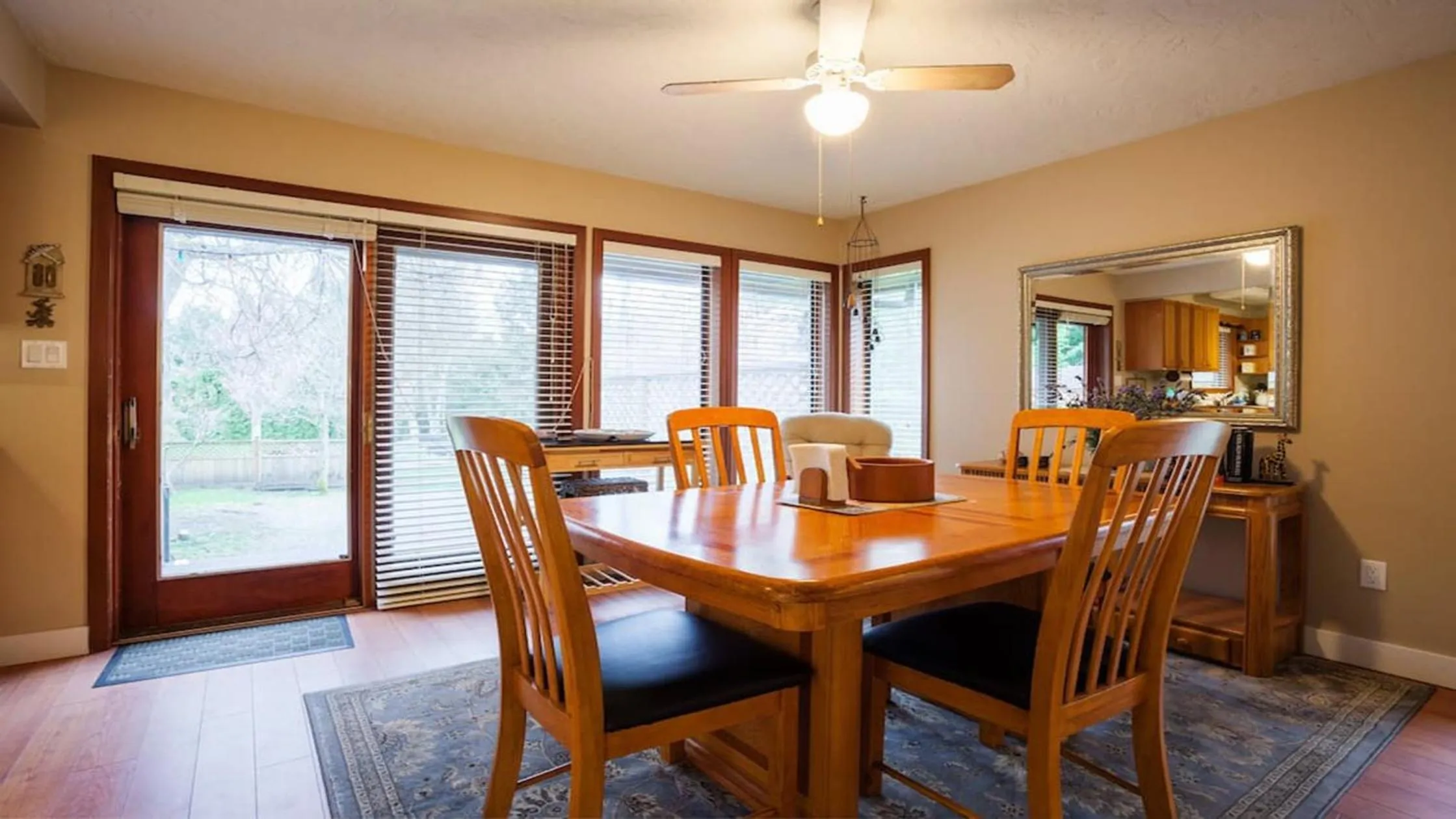 Dining area in Coles Bay Vacation Retreat