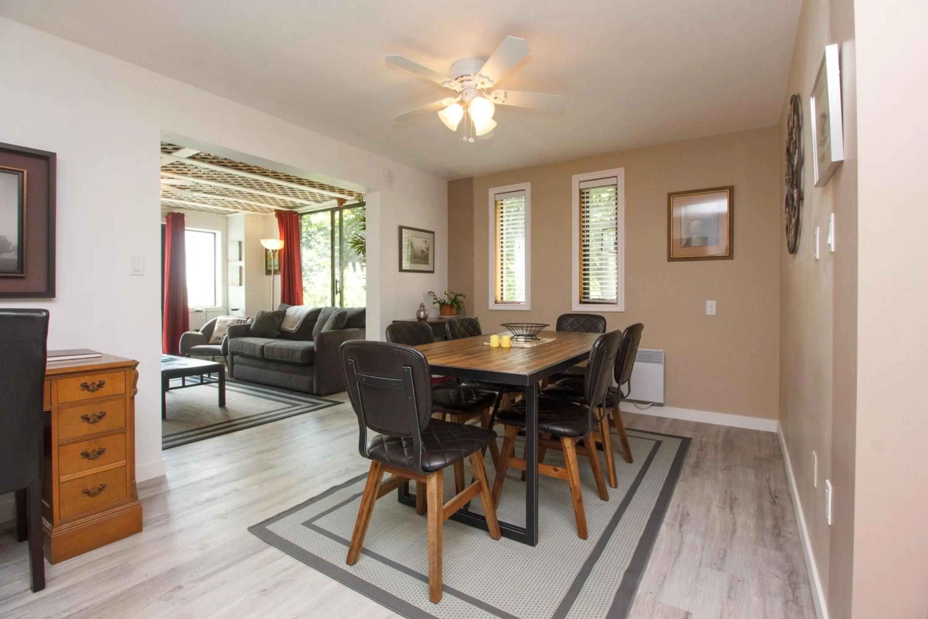 Dining area in Coles Bay Vacation Retreat