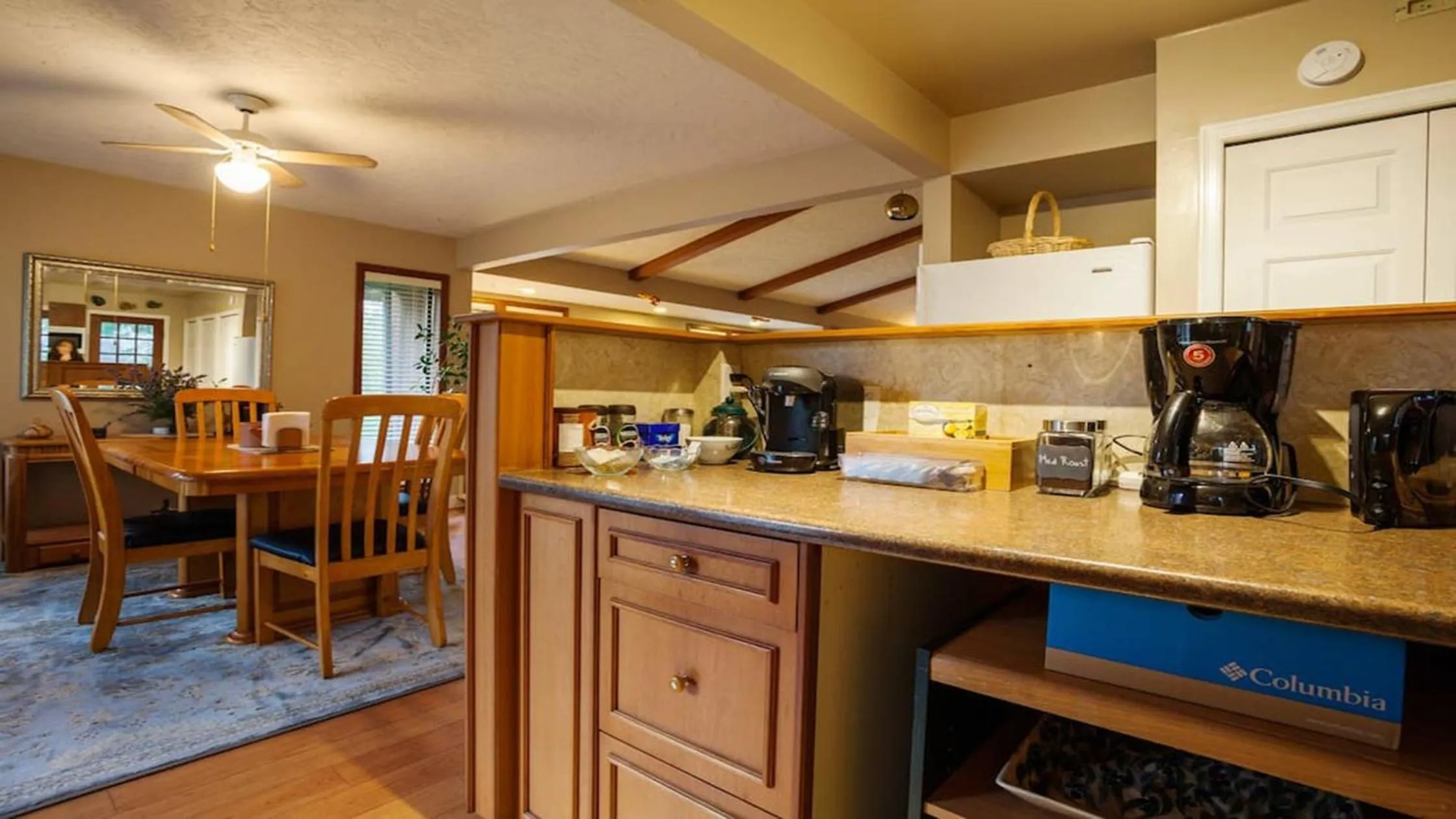 Kitchen or kitchenette in Coles Bay Vacation Retreat
