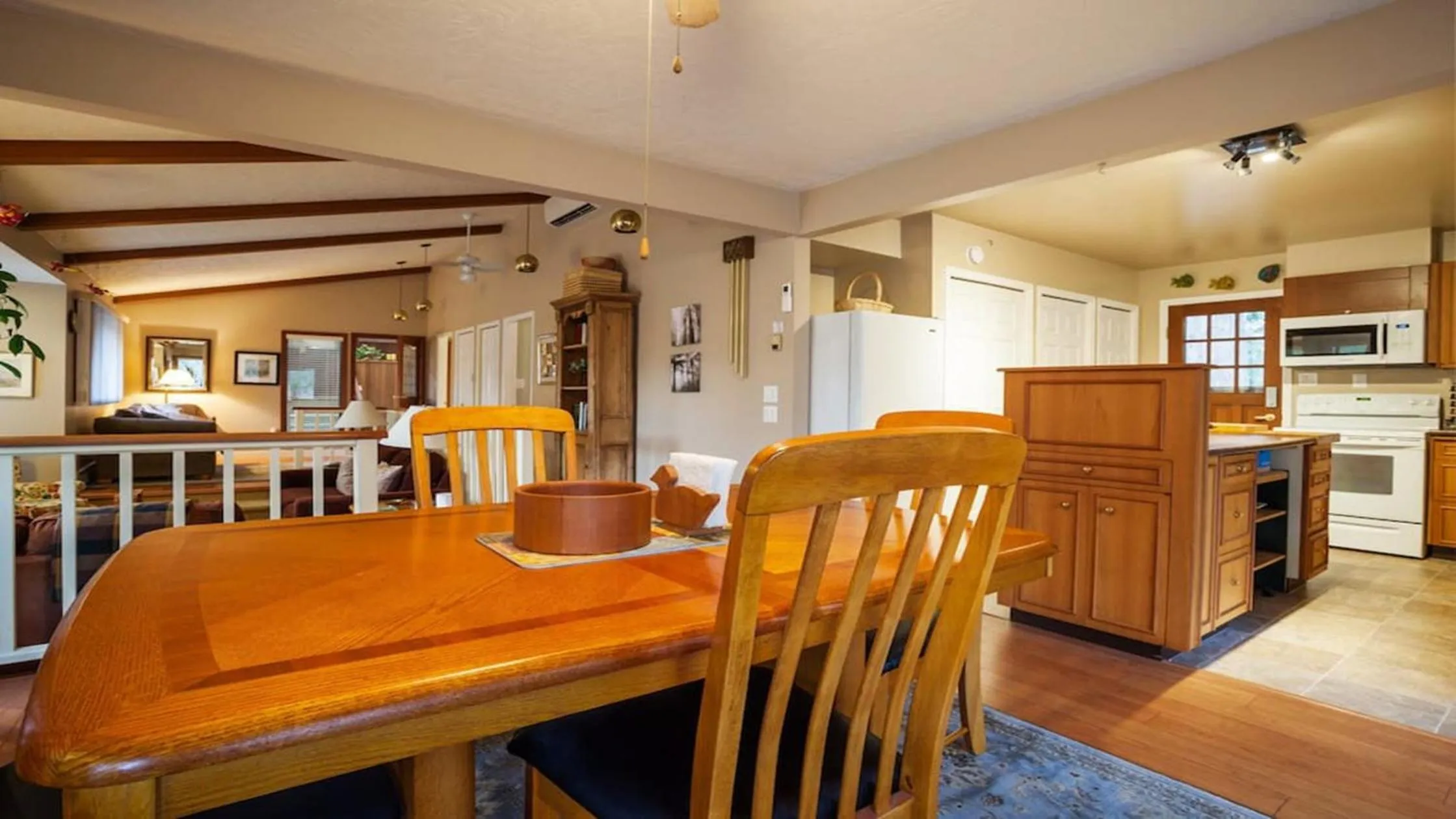 Dining area in Coles Bay Vacation Retreat