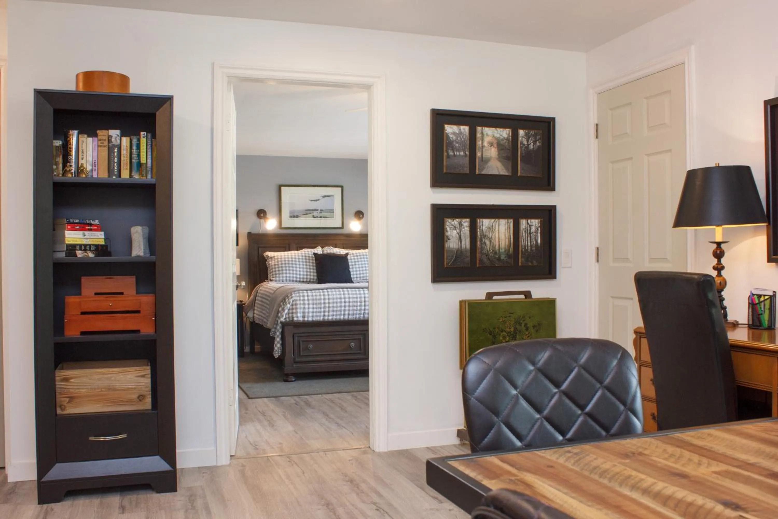 Dining area, Bed in Coles Bay Vacation Retreat