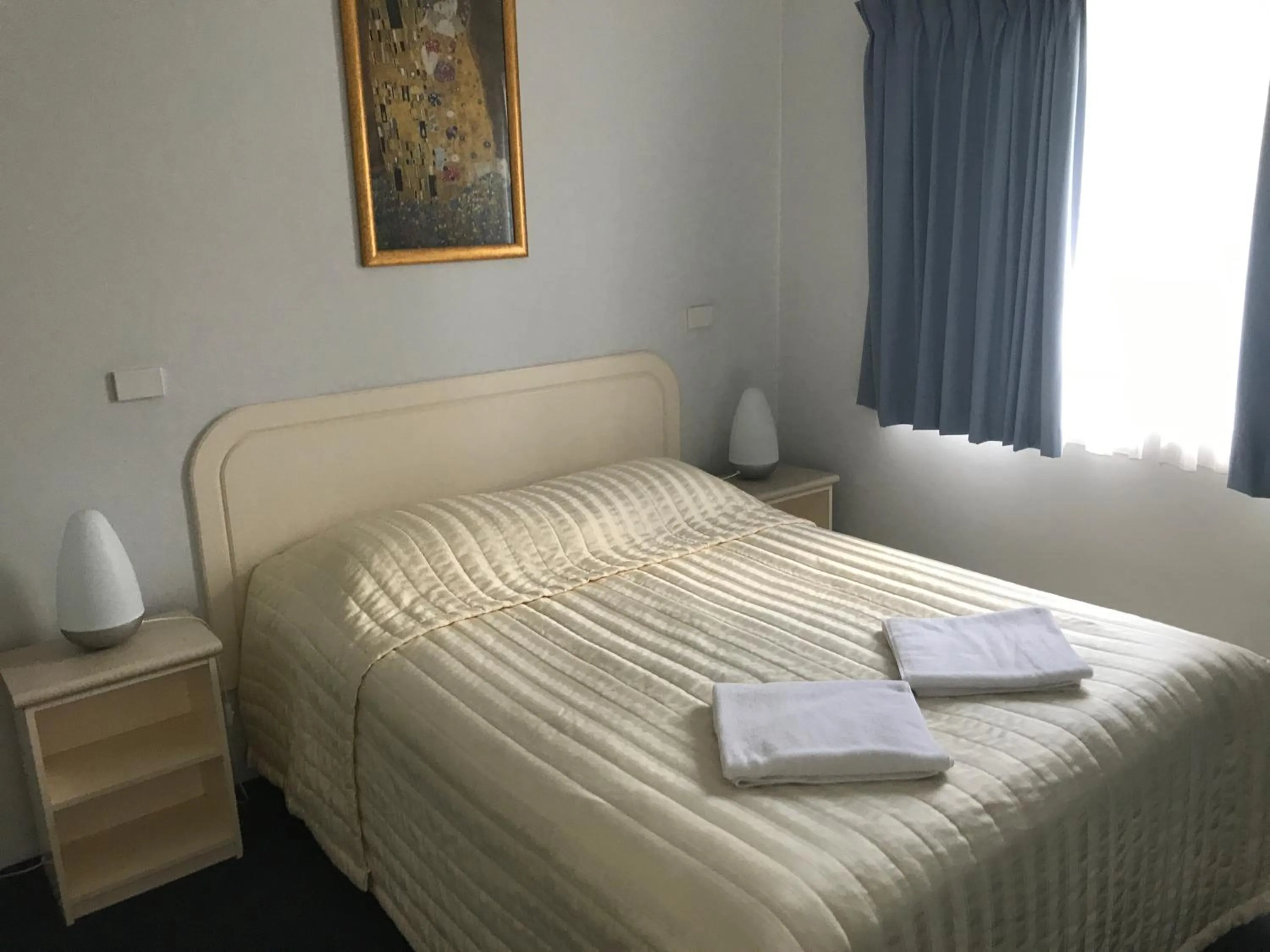 Bed in Aquarius Apartments Mollymook