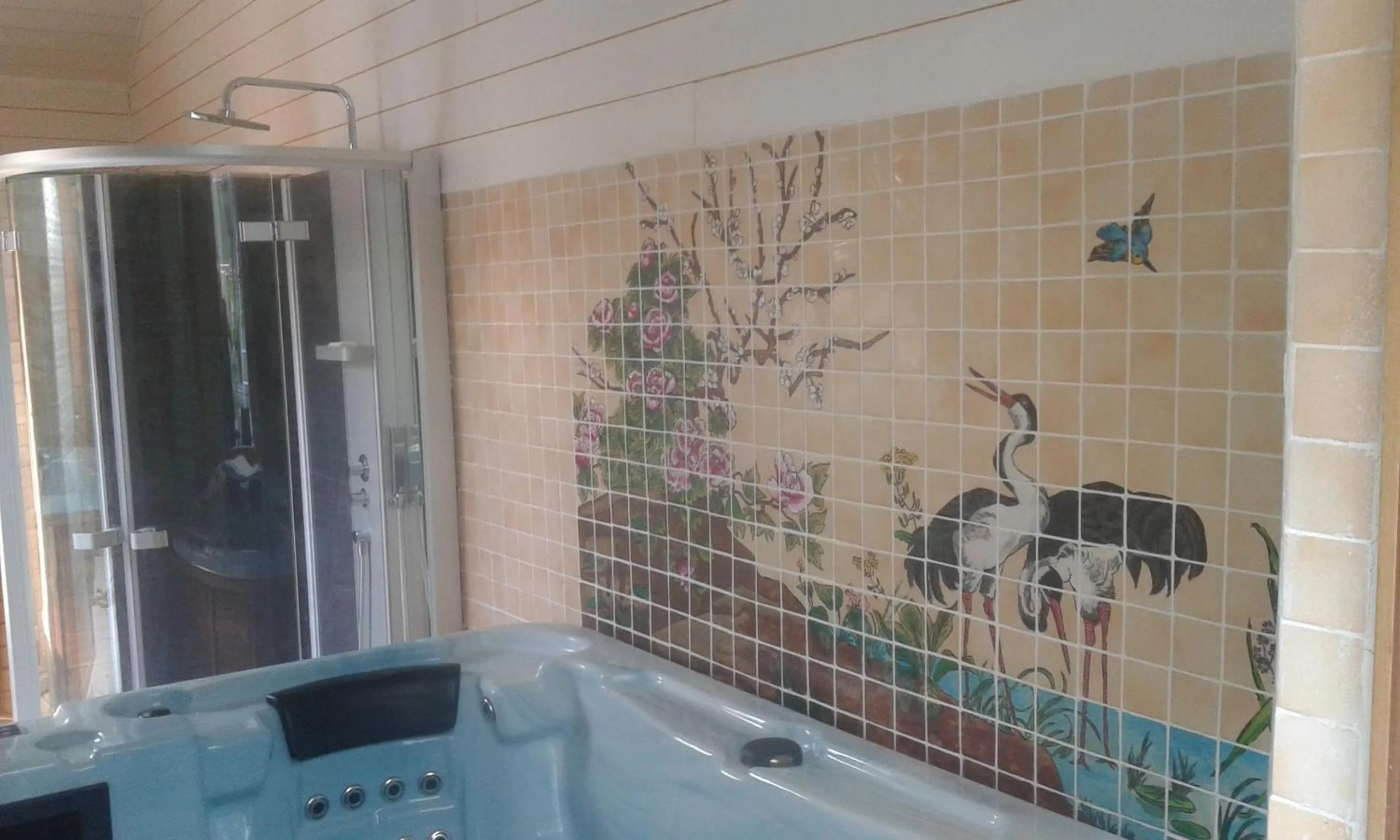 Hot Tub in Chambres d'Hôtes L'Enclos des Jacobins