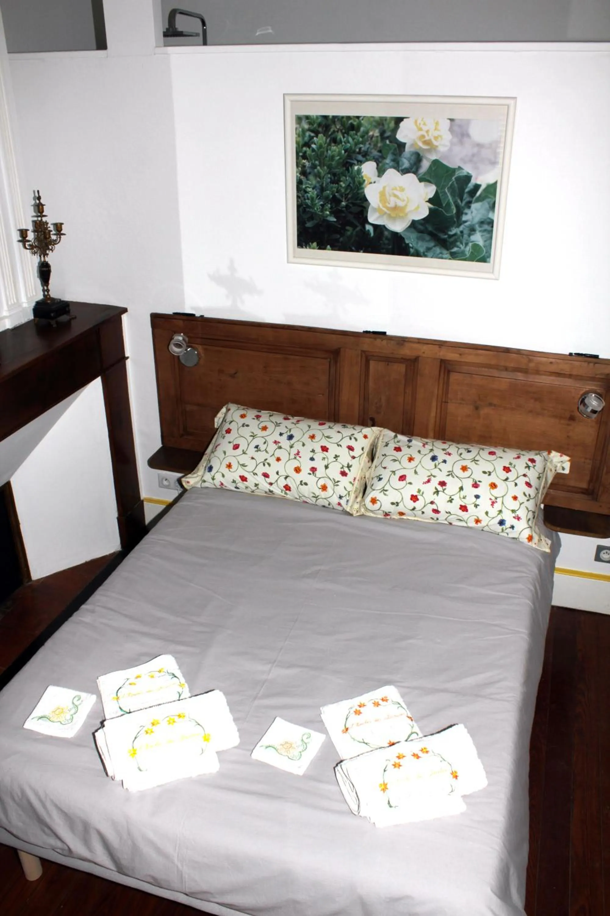 Photo of the whole room, Bed in Chambres d'Hôtes L'Enclos des Jacobins