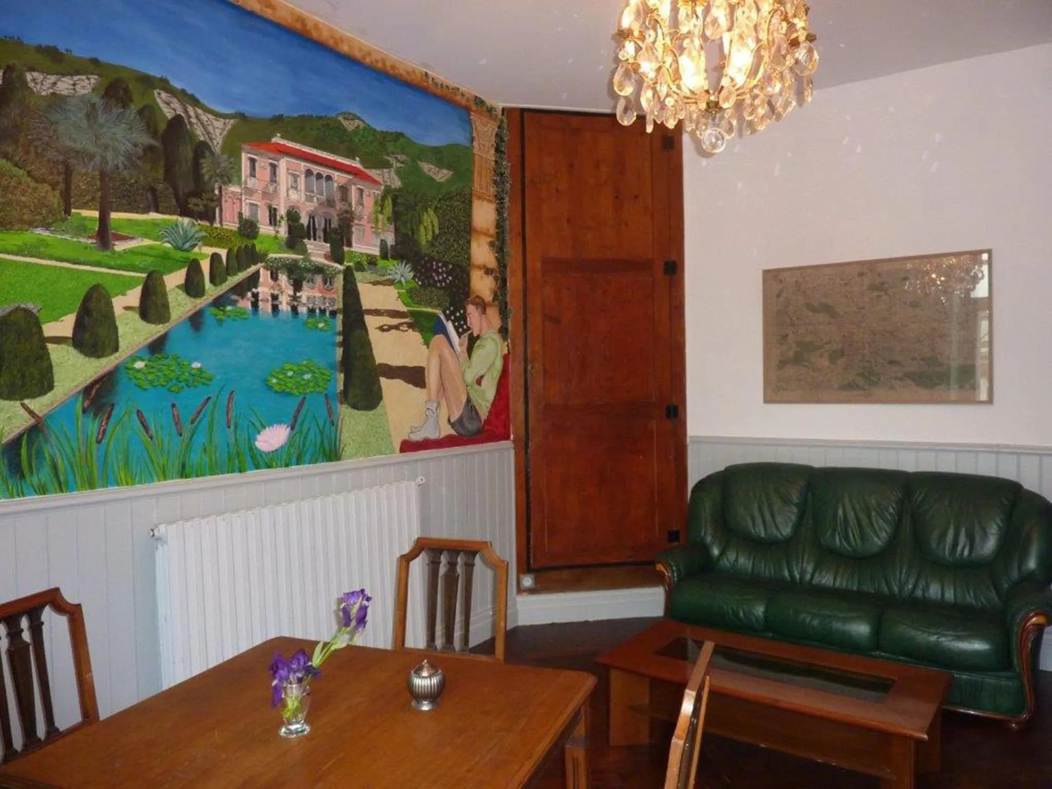 Communal lounge/ TV room in Chambres d'Hôtes L'Enclos des Jacobins