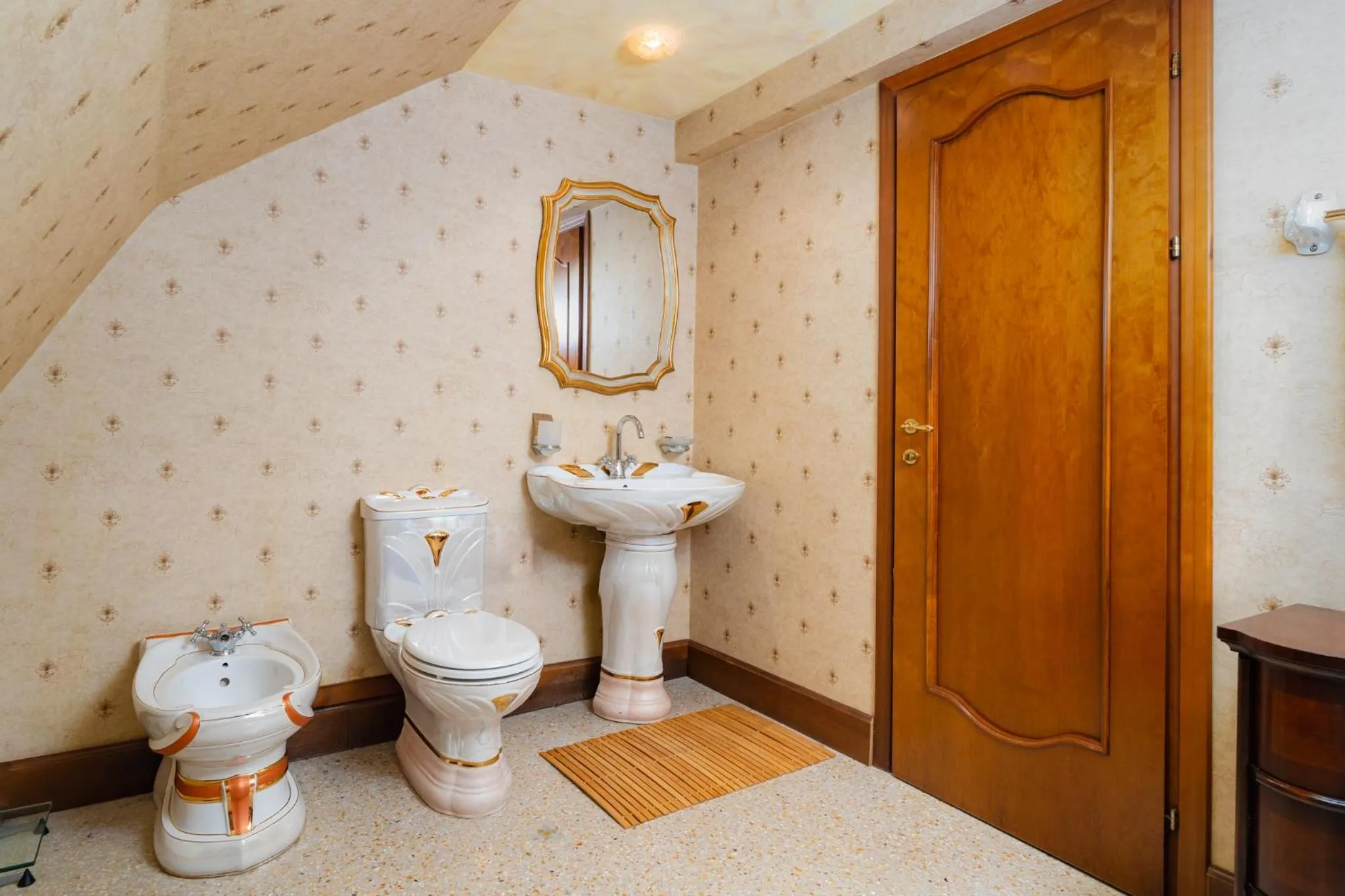 Toilet in Festa Winter Palace Hotel