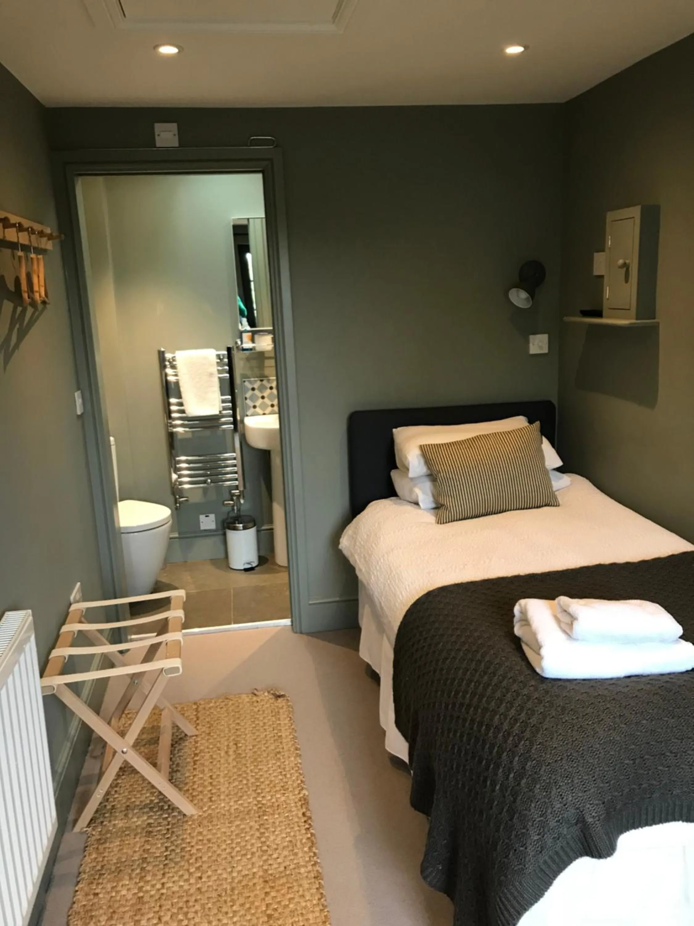 Bedroom, Bed in Church End Cottage