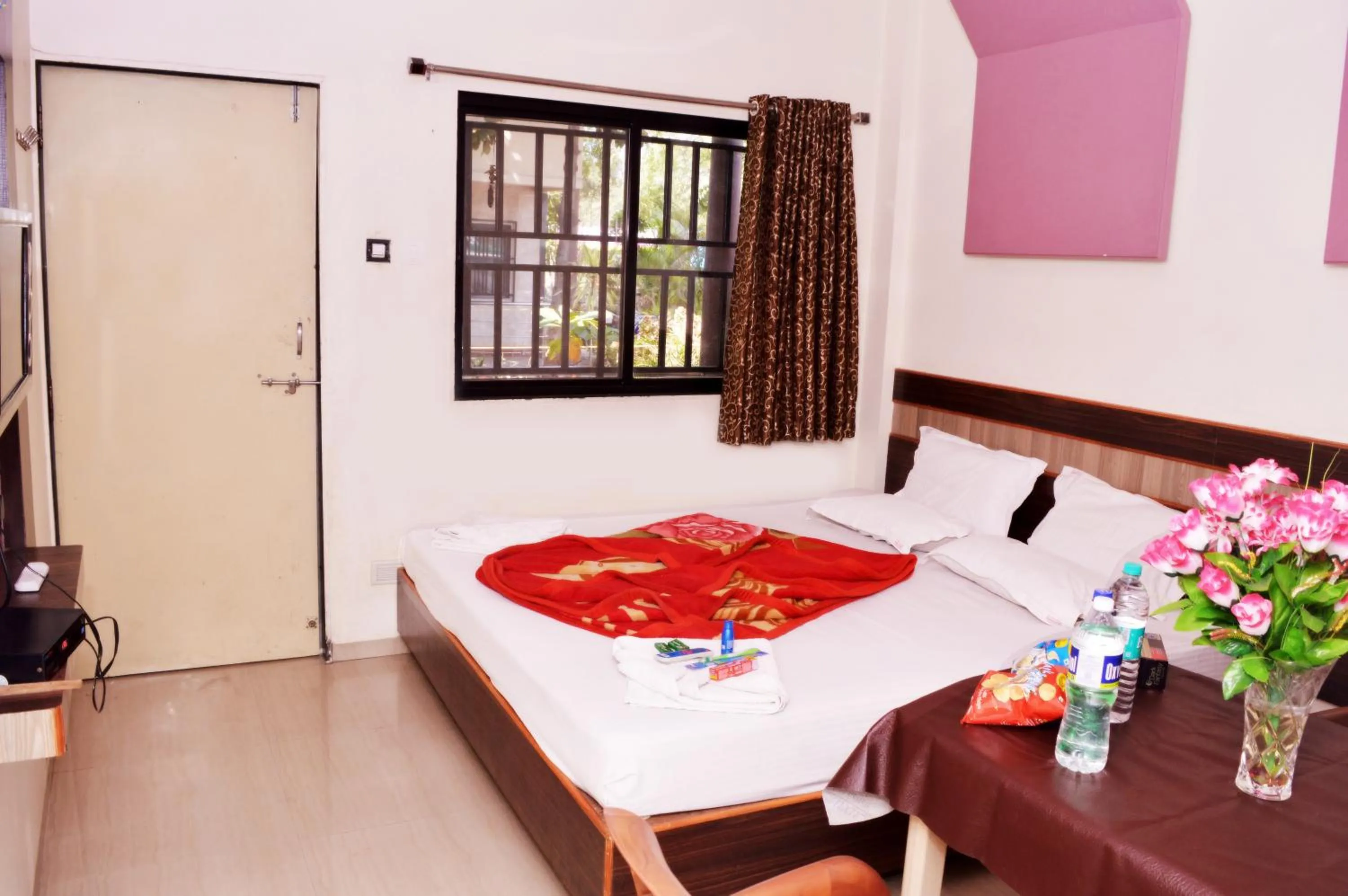 Photo of the whole room, Bed in Sai Atithi Resort