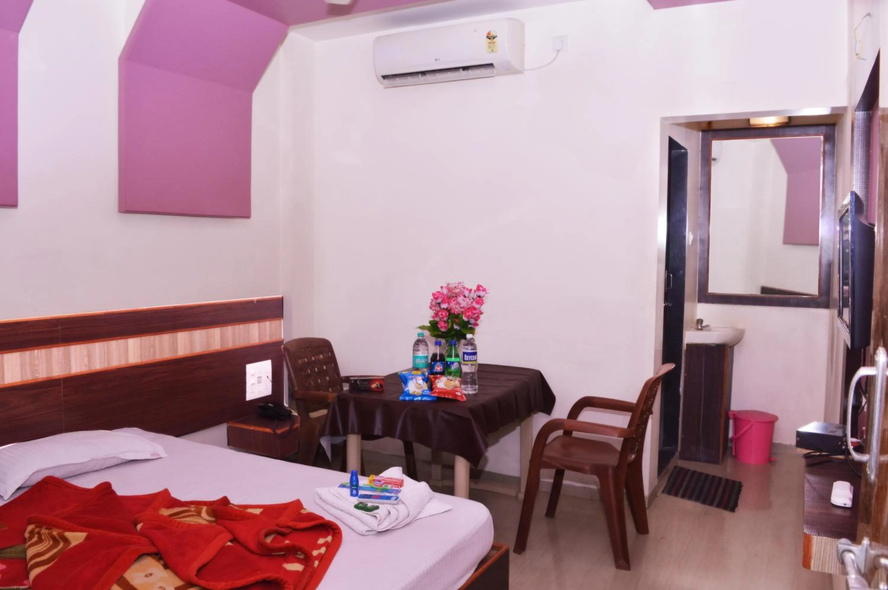 Photo of the whole room, Bed in Sai Atithi Resort