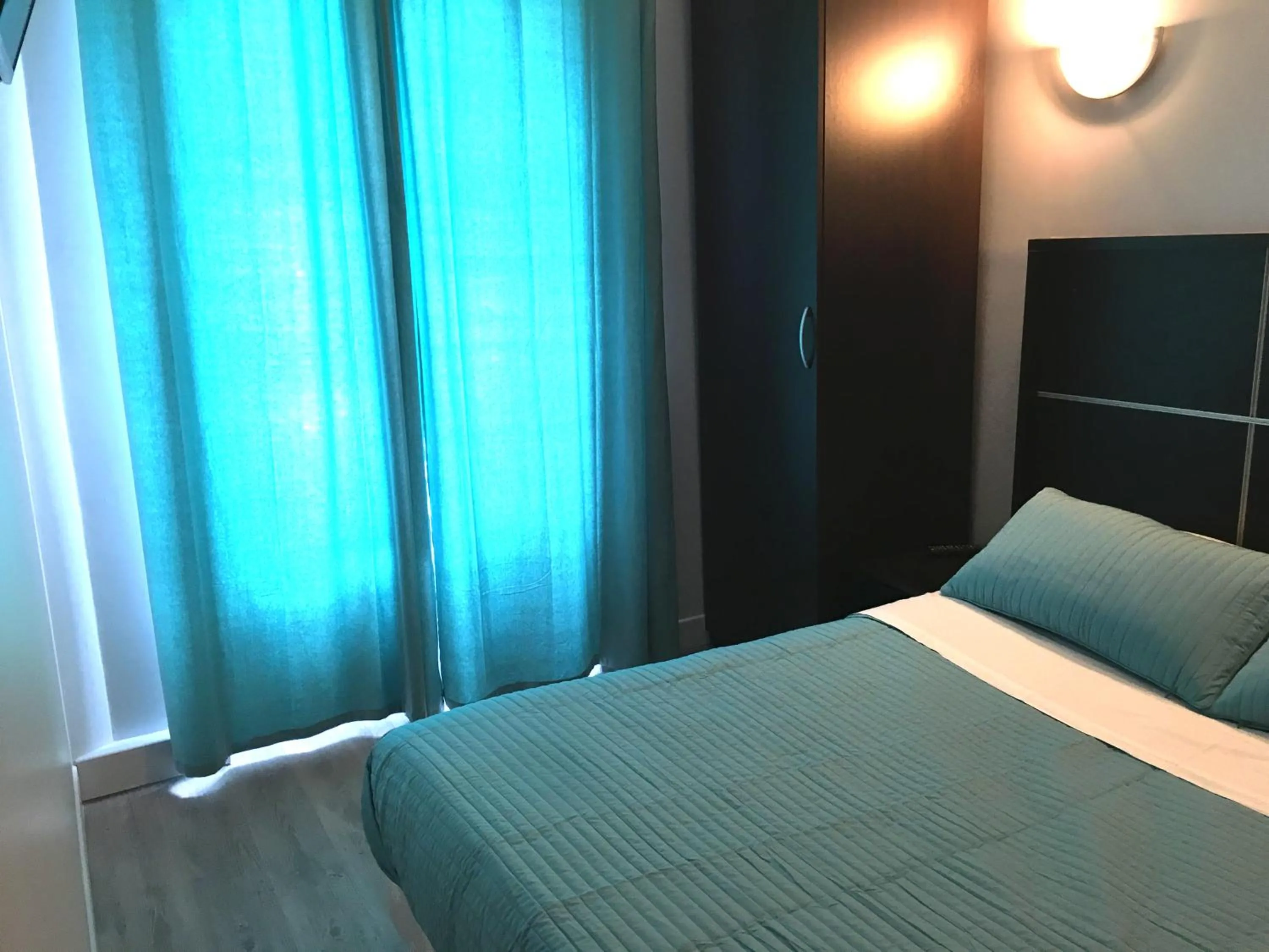 Photo of the whole room, Bed in Hotel du Globe 18