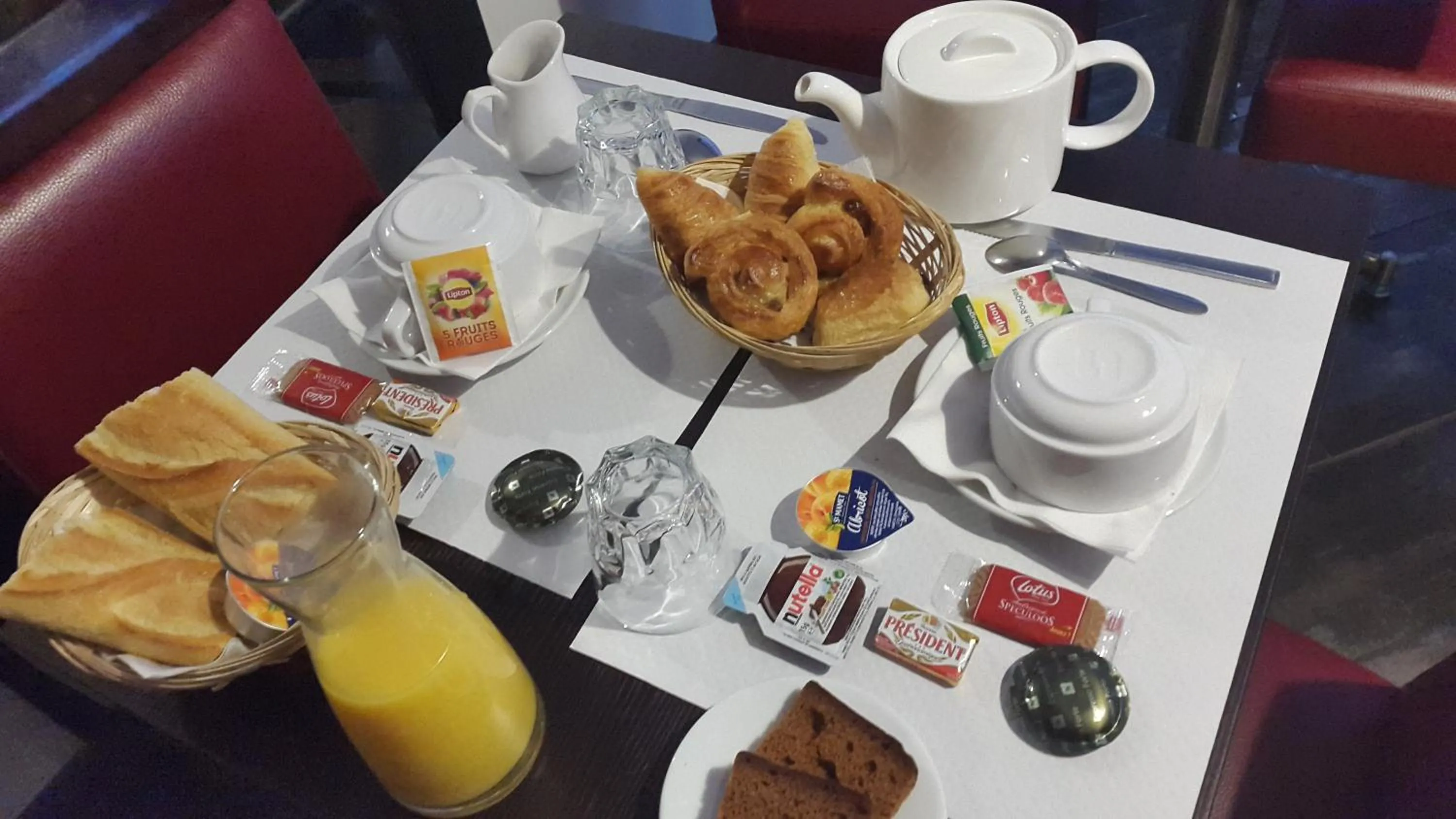 Breakfast in Hotel du Globe 18