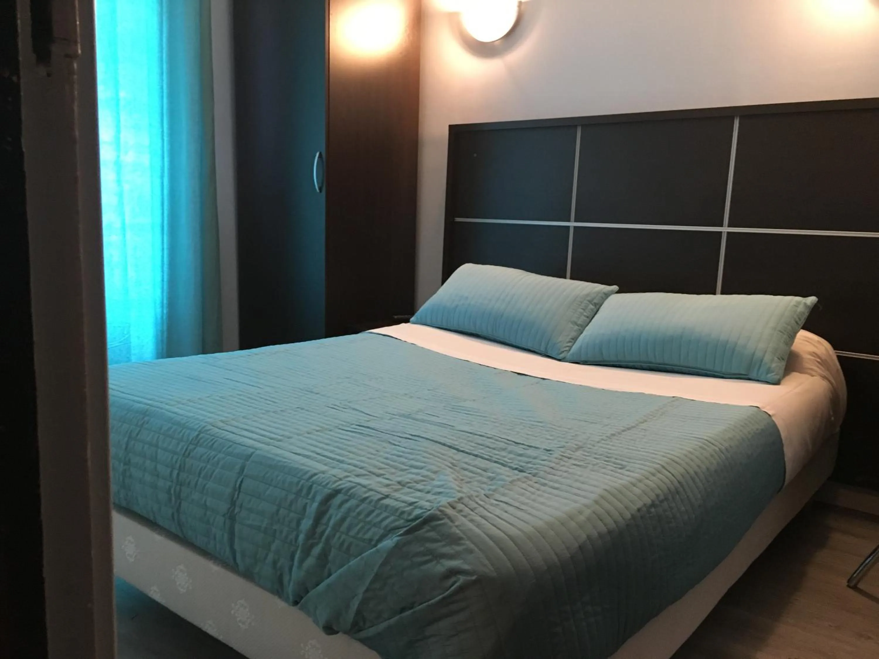 Photo of the whole room, Bed in Hotel du Globe 18