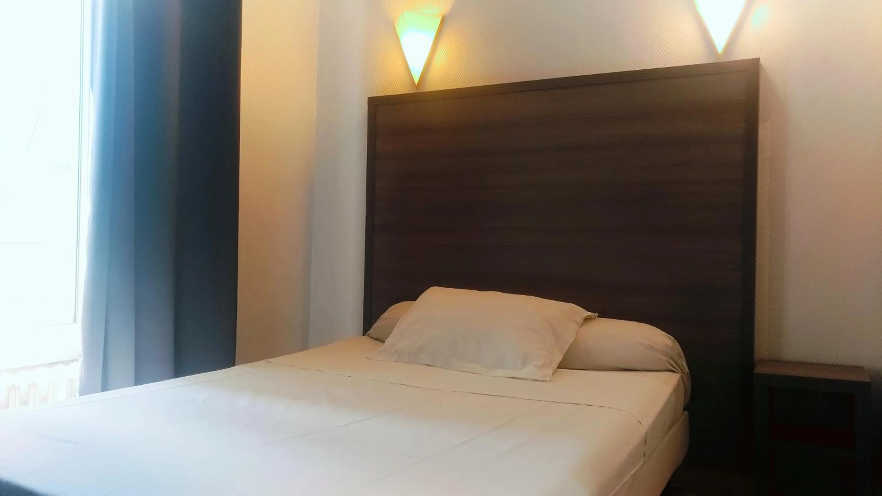 Bed in Hotel du Globe 18