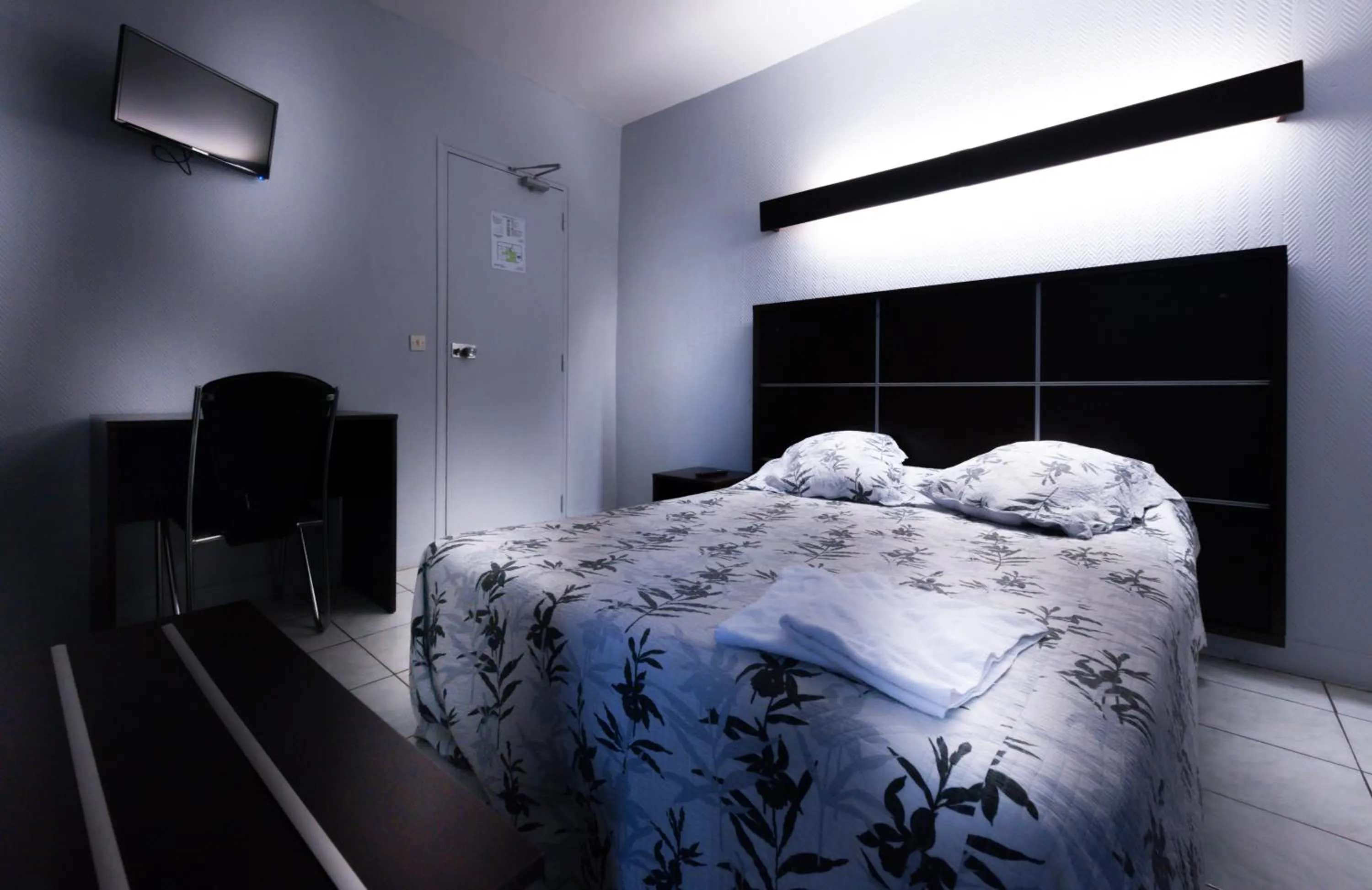 Photo of the whole room, Bed in Hotel du Globe 18