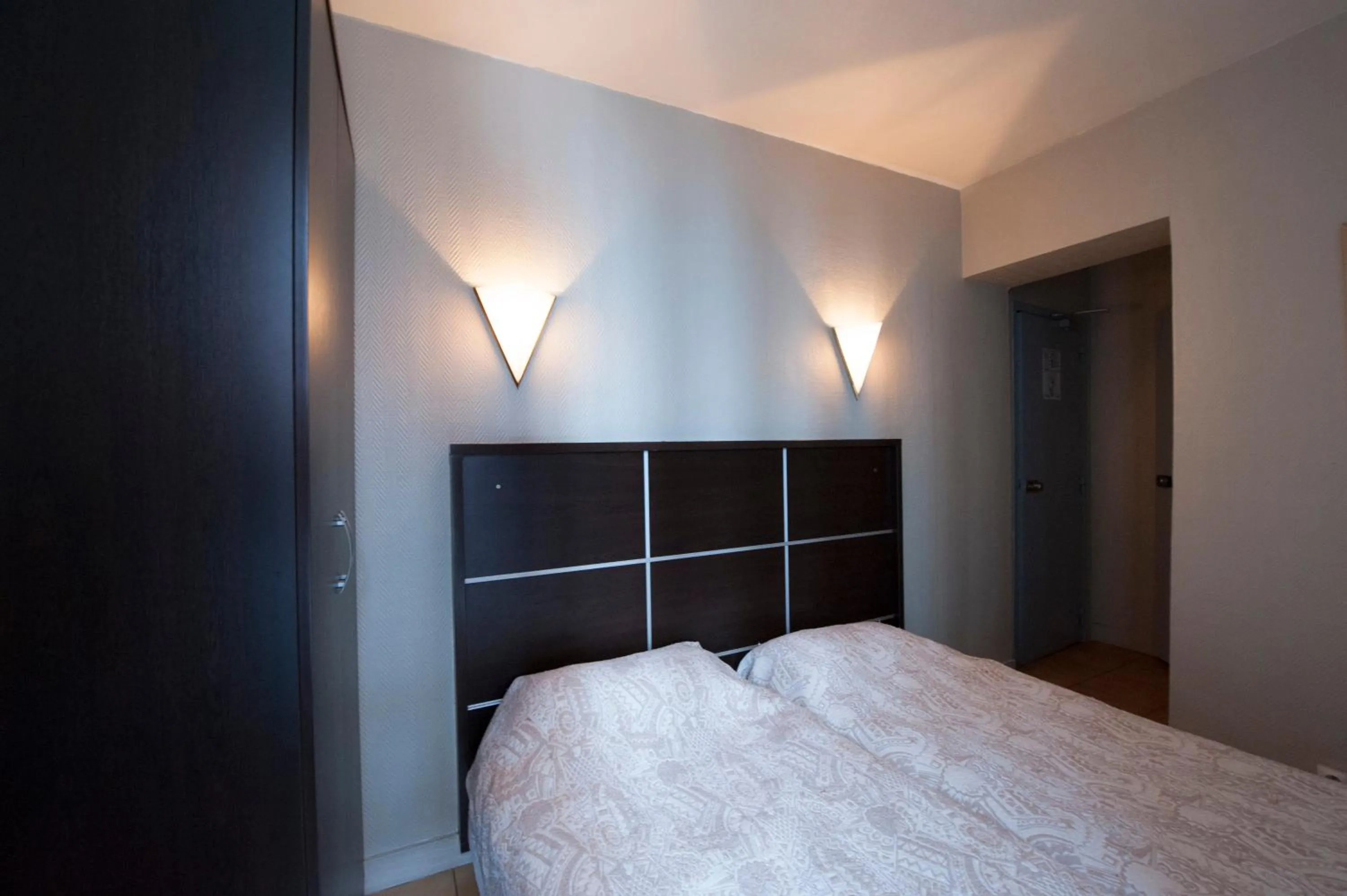 Photo of the whole room, Bed in Hotel du Globe 18