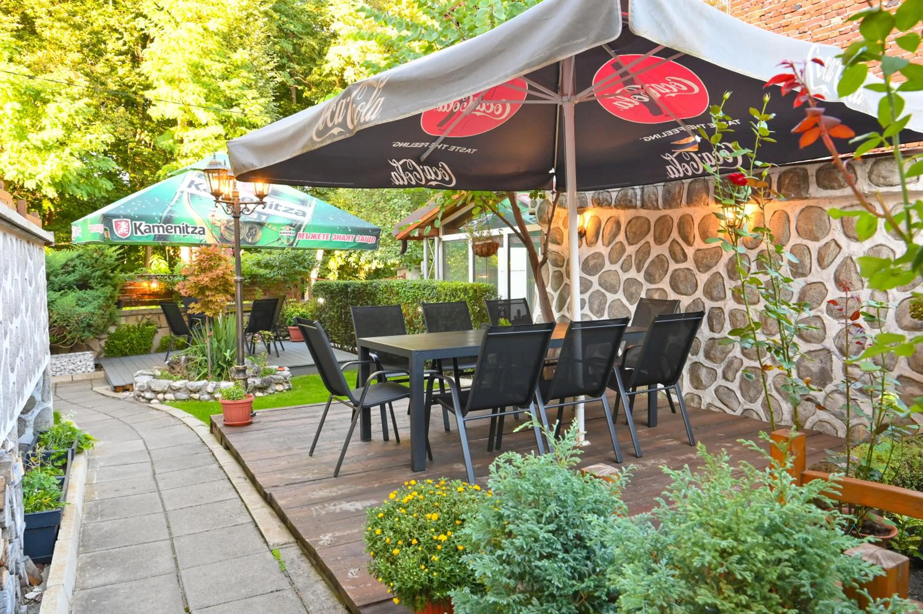 Garden in Hotel Rothmans-Breakfast - Free parking - Lobby