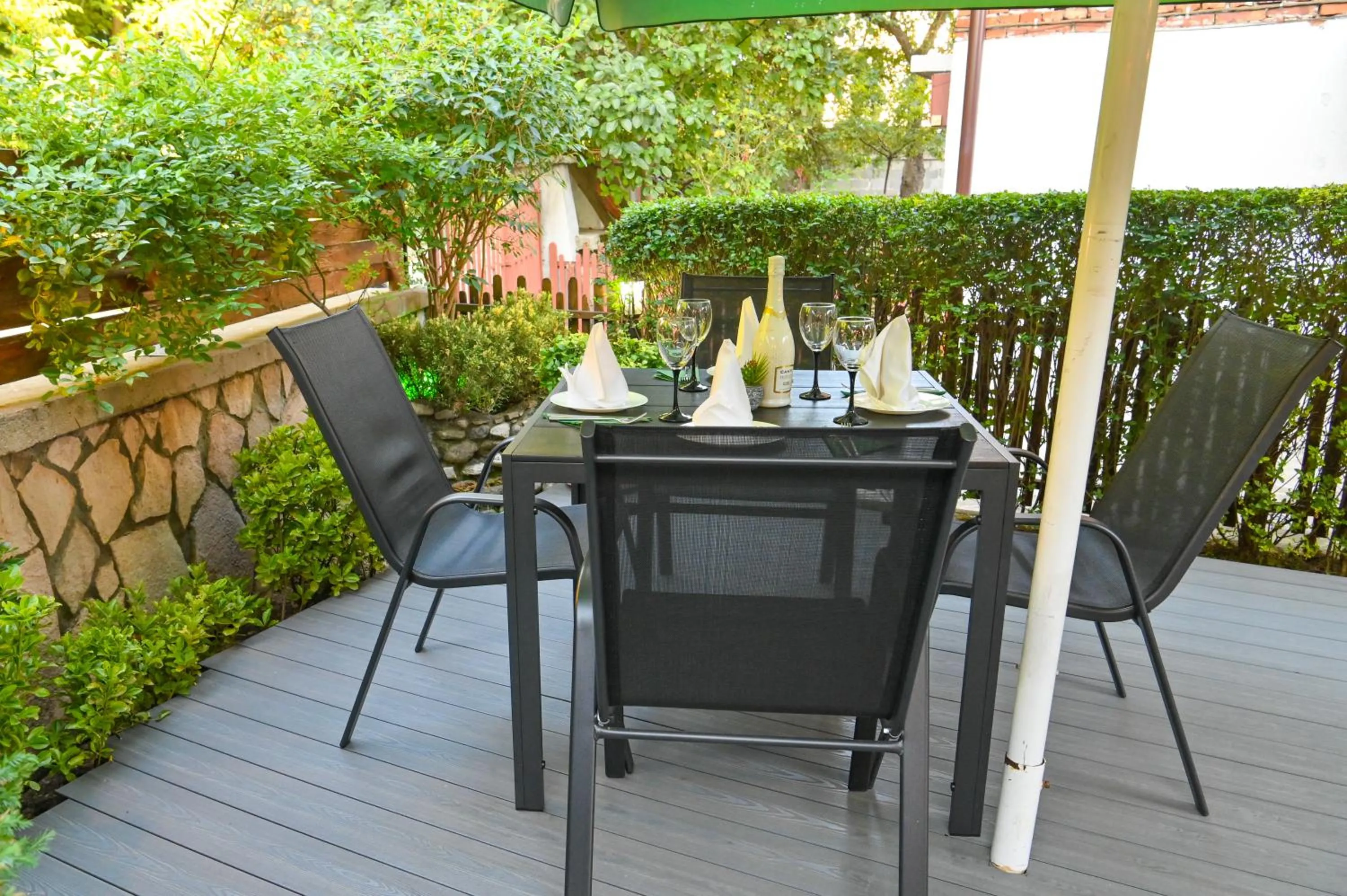 Garden in Hotel Rothmans-Breakfast - Free parking - Lobby