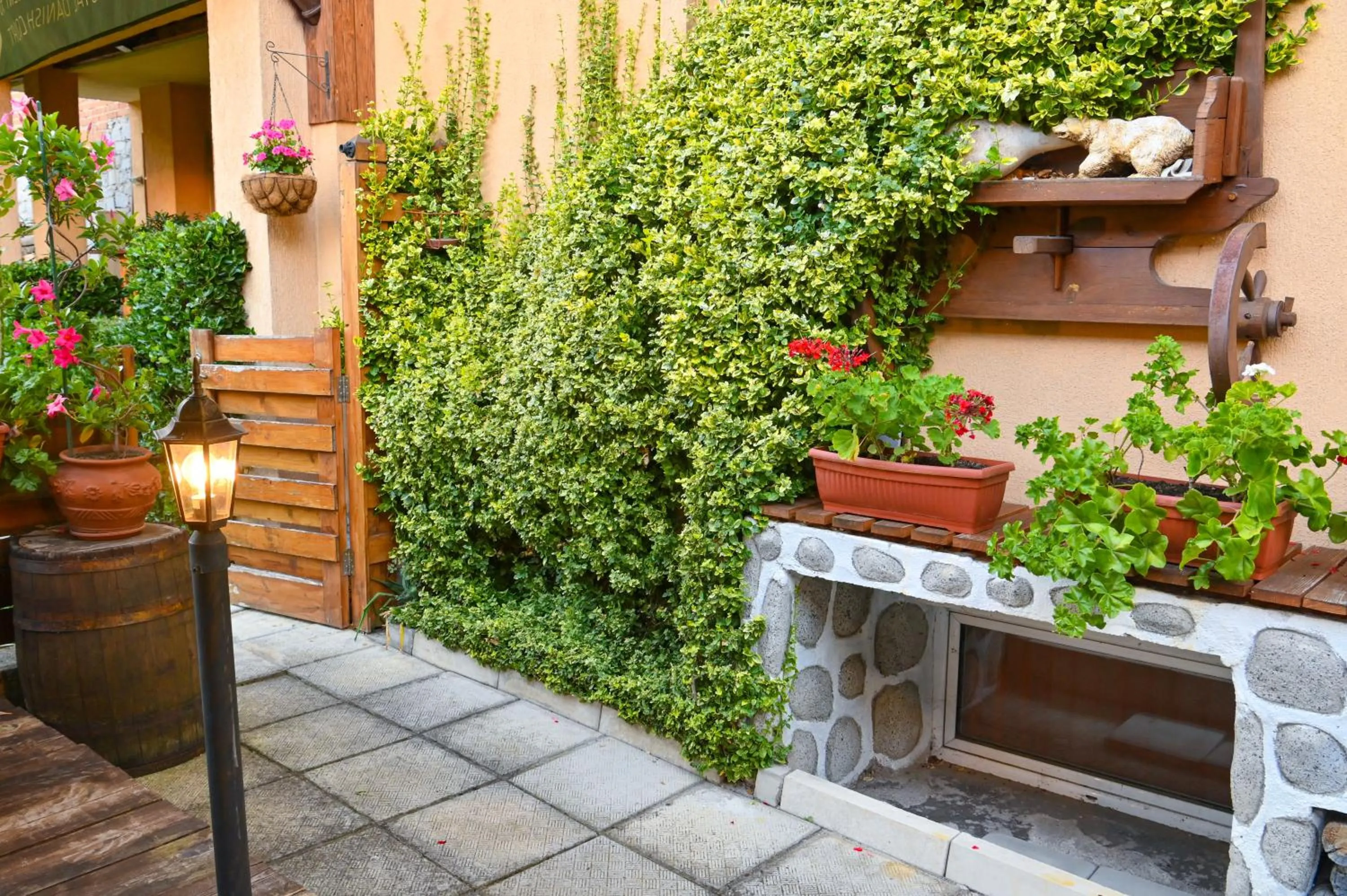 Garden in Hotel Rothmans-Breakfast - Free parking - Lobby