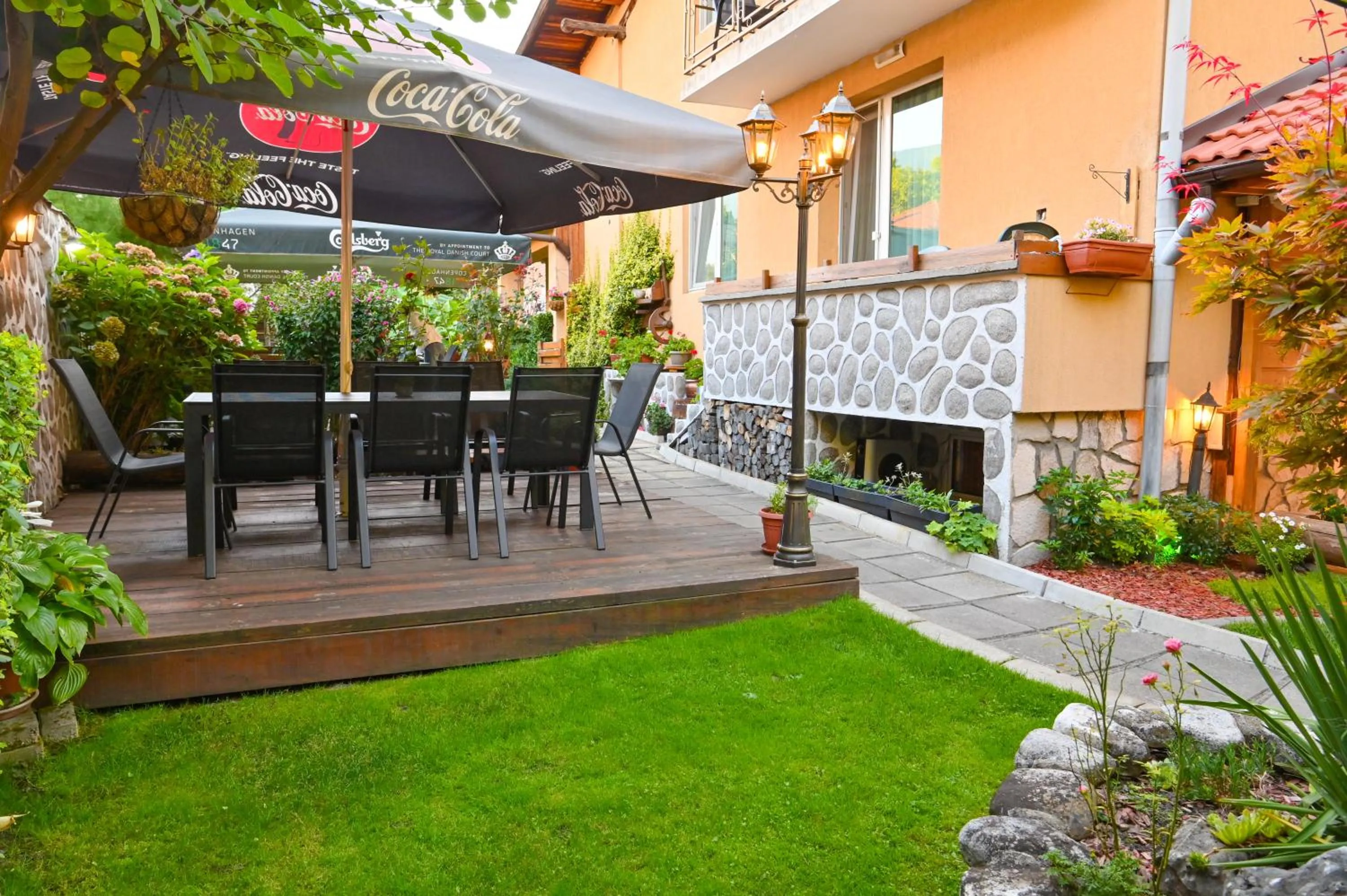 Garden in Hotel Rothmans-Breakfast - Free parking - Lobby