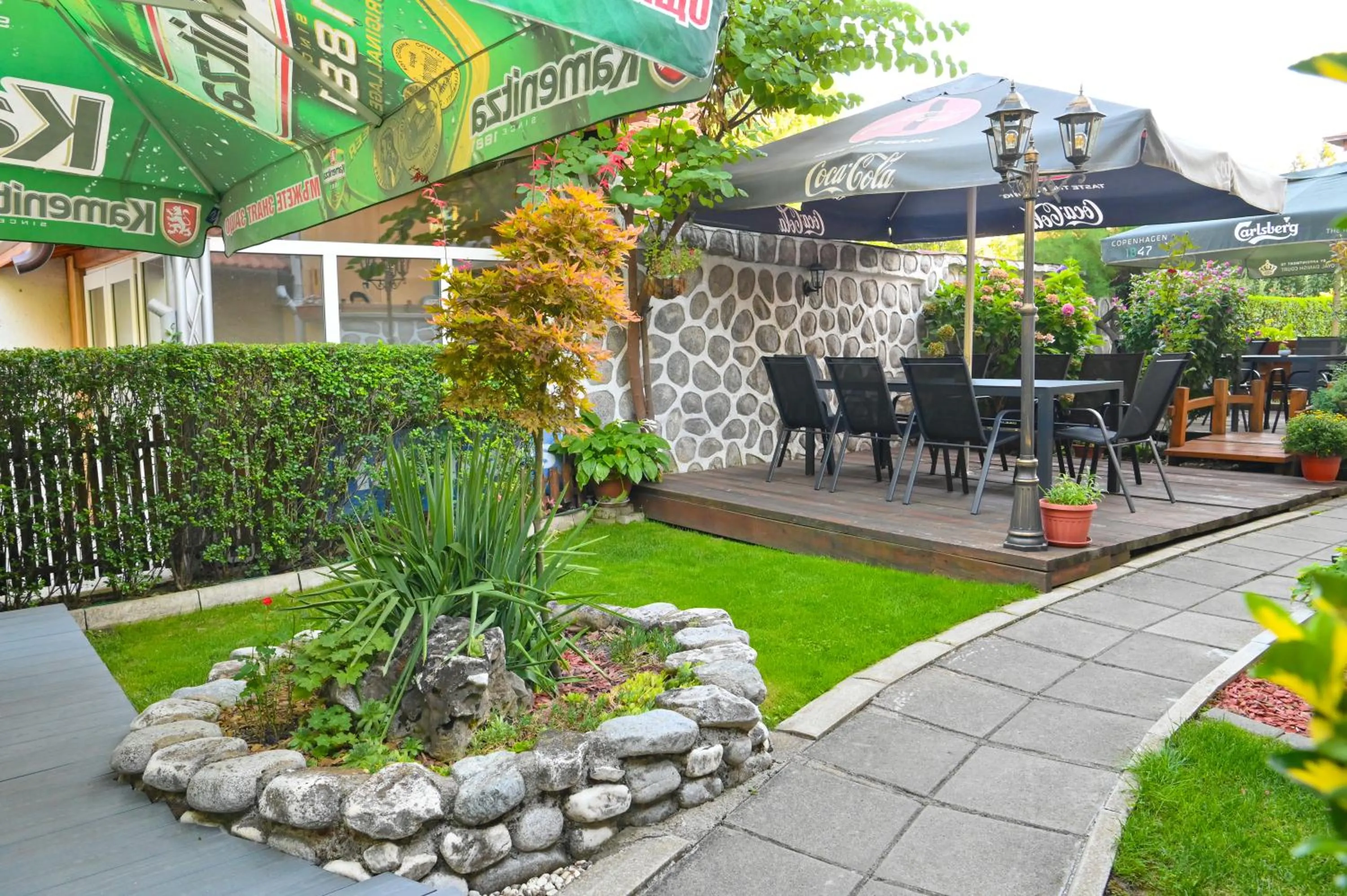 Garden in Hotel Rothmans-Breakfast - Free parking - Lobby