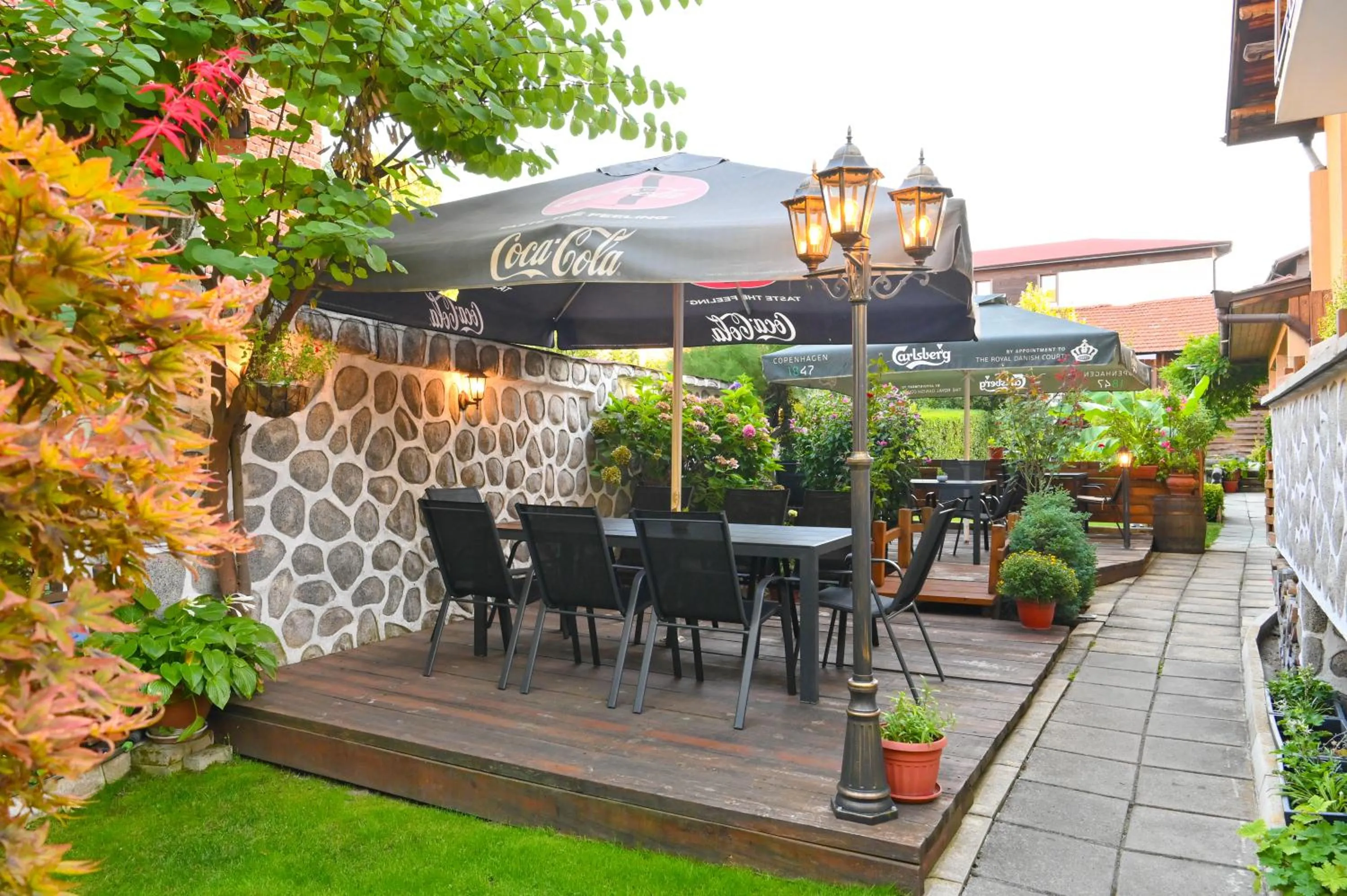 Garden in Hotel Rothmans-Breakfast - Free parking - Lobby