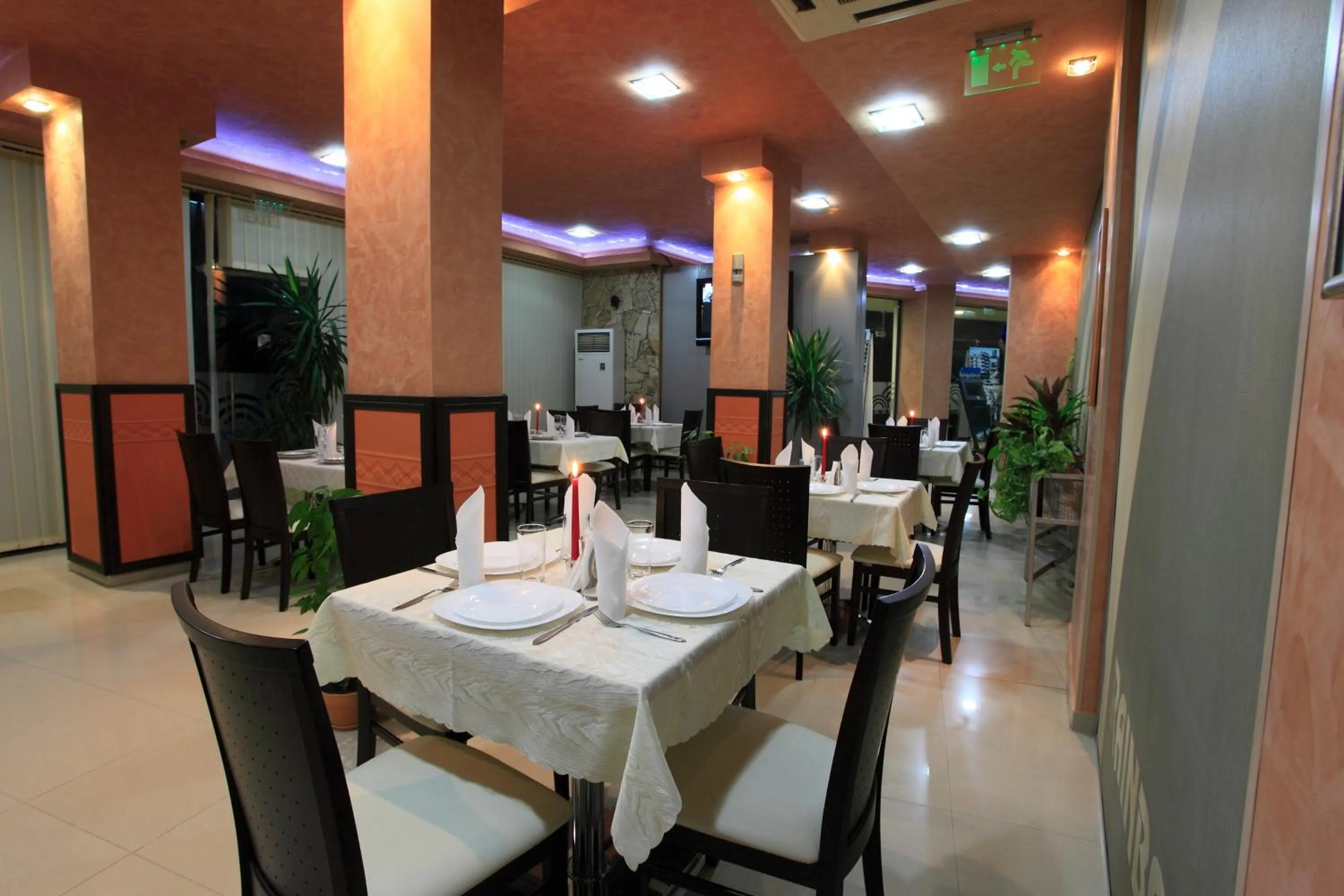 Restaurant/places to eat in Boutique Suites Rainbow 4