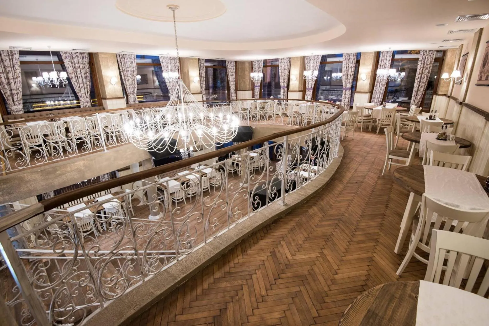 Restaurant/places to eat in Hotel Victoria