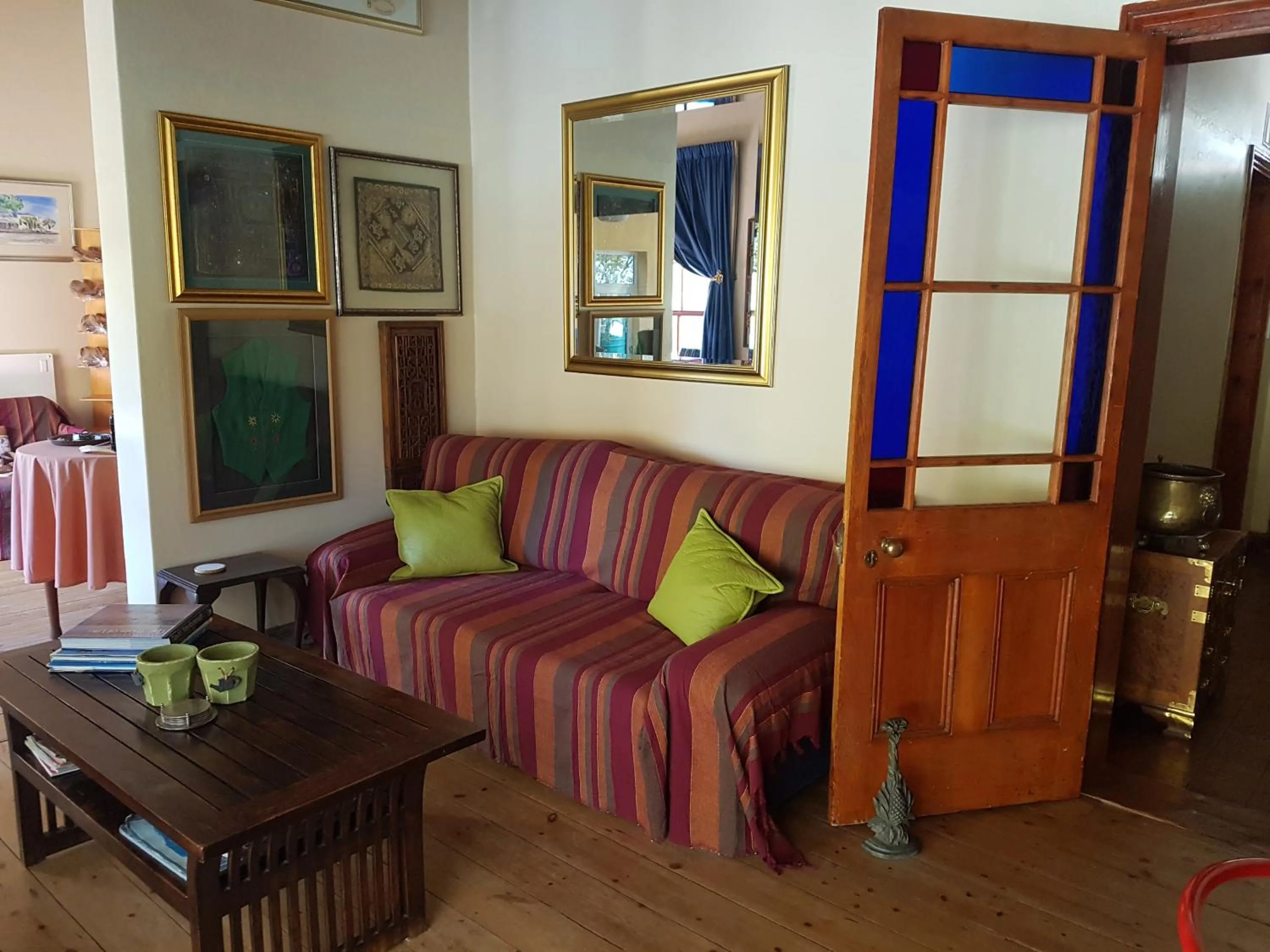 Communal lounge/ TV room in Steytlerville Villa Guest house