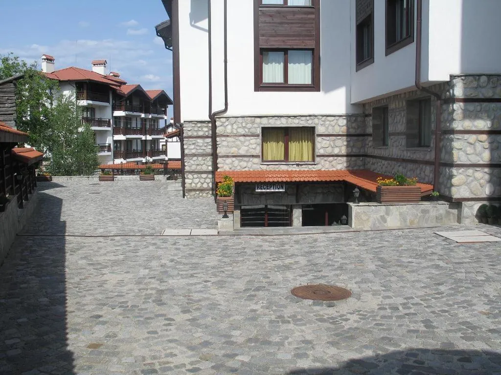 Facade/entrance in Winslow Elegance Apartments