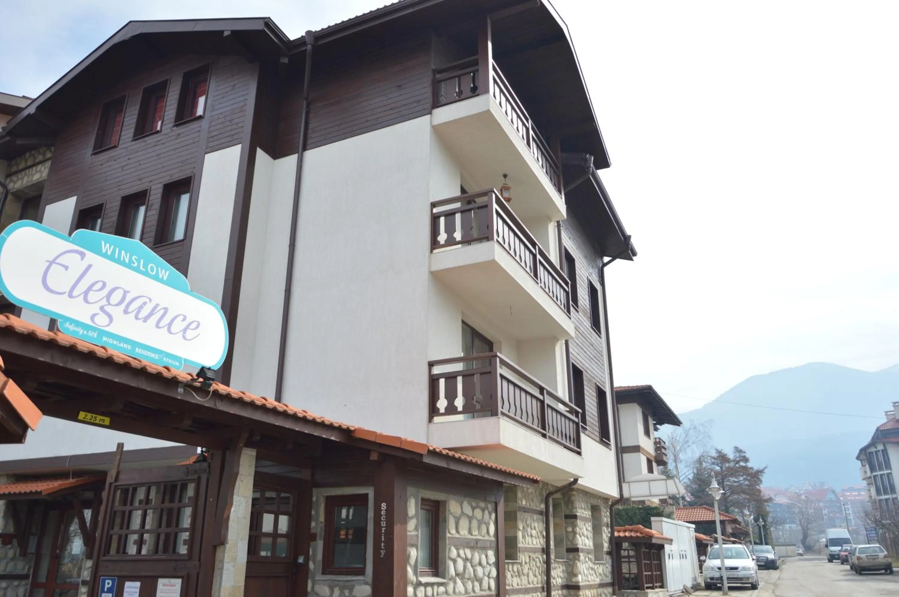 Facade/entrance in Winslow Elegance Apartments