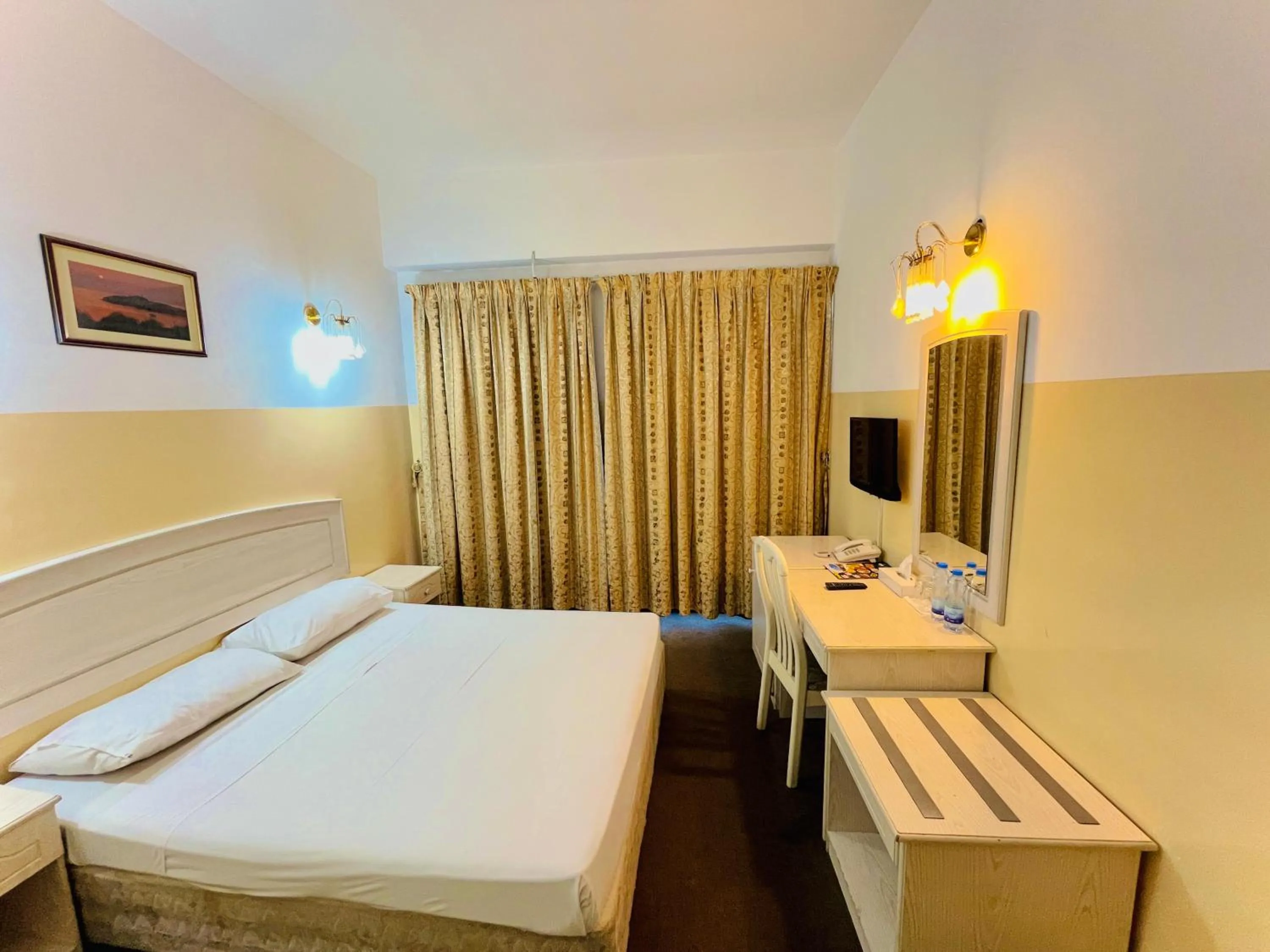 Bed in Queens Hotel Next Sabkha Bus Station