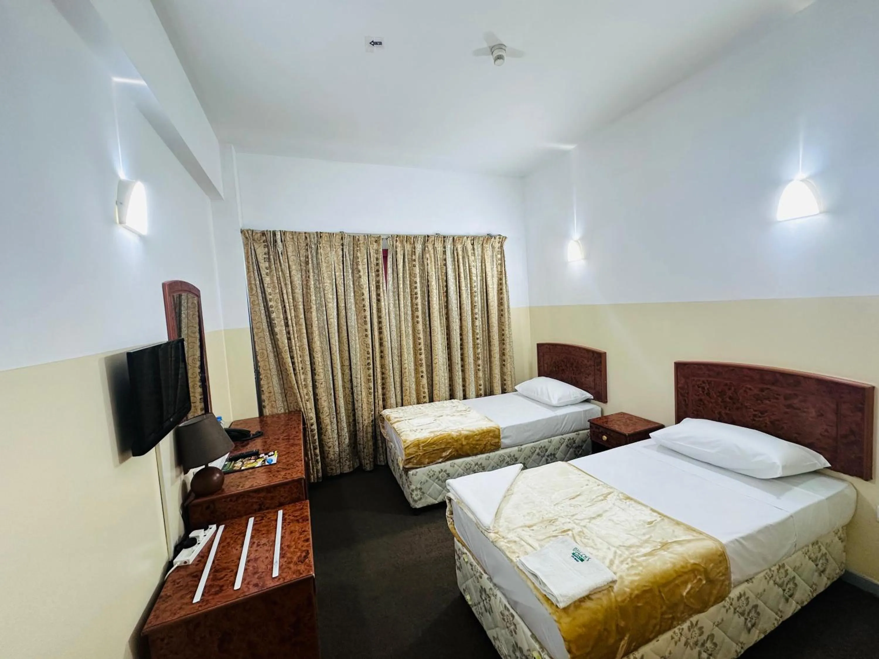 Communal lounge/ TV room in Queens Hotel Next Sabkha Bus Station