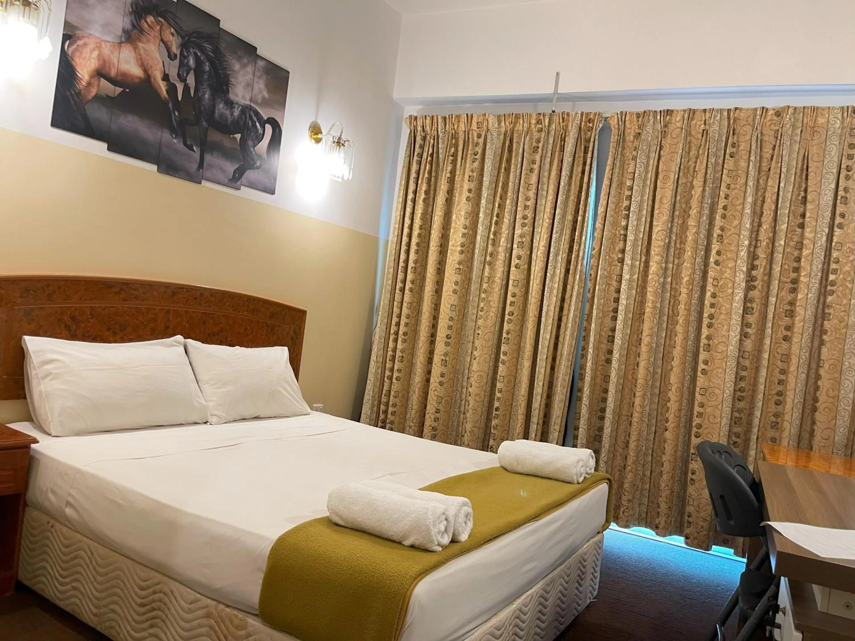 Bathroom in Queens Hotel Next Sabkha Bus Station