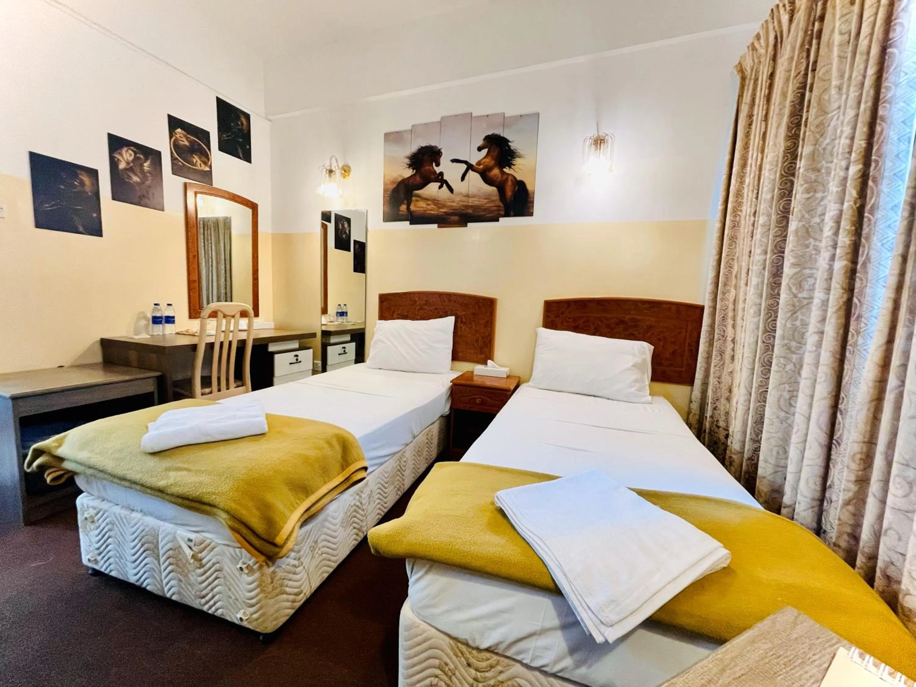 Bathroom in Queens Hotel Next Sabkha Bus Station