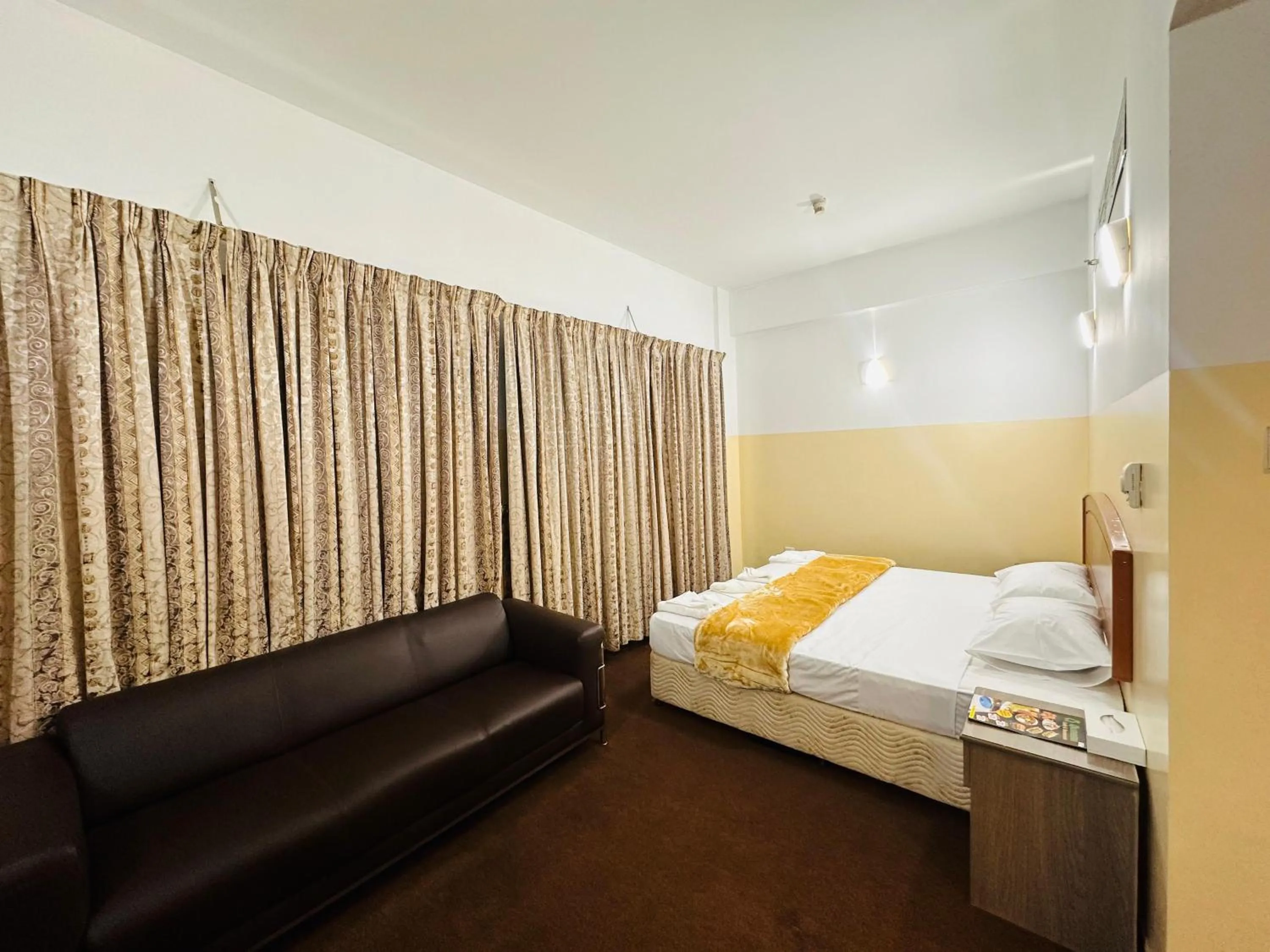 Bed in Queens Hotel Next Sabkha Bus Station