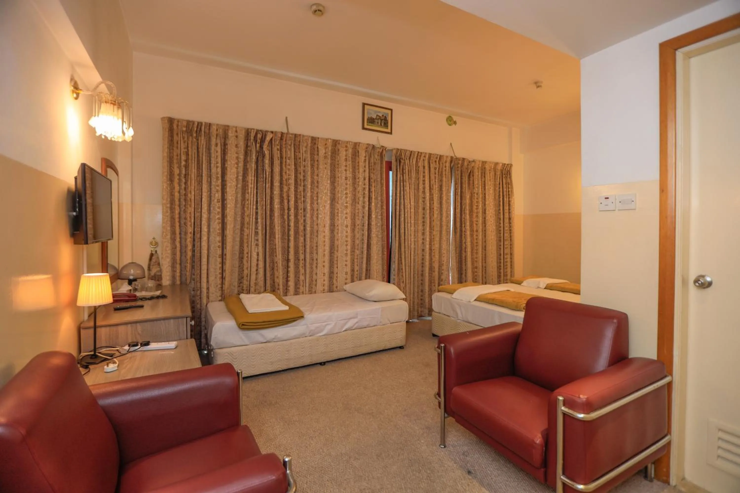 Bed in Queens Hotel Next Sabkha Bus Station