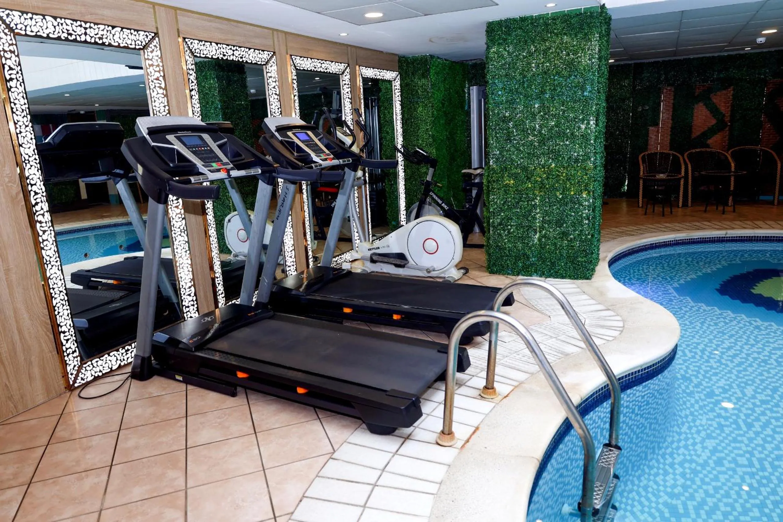 Entertainment in Queens Hotel Next Sabkha Bus Station