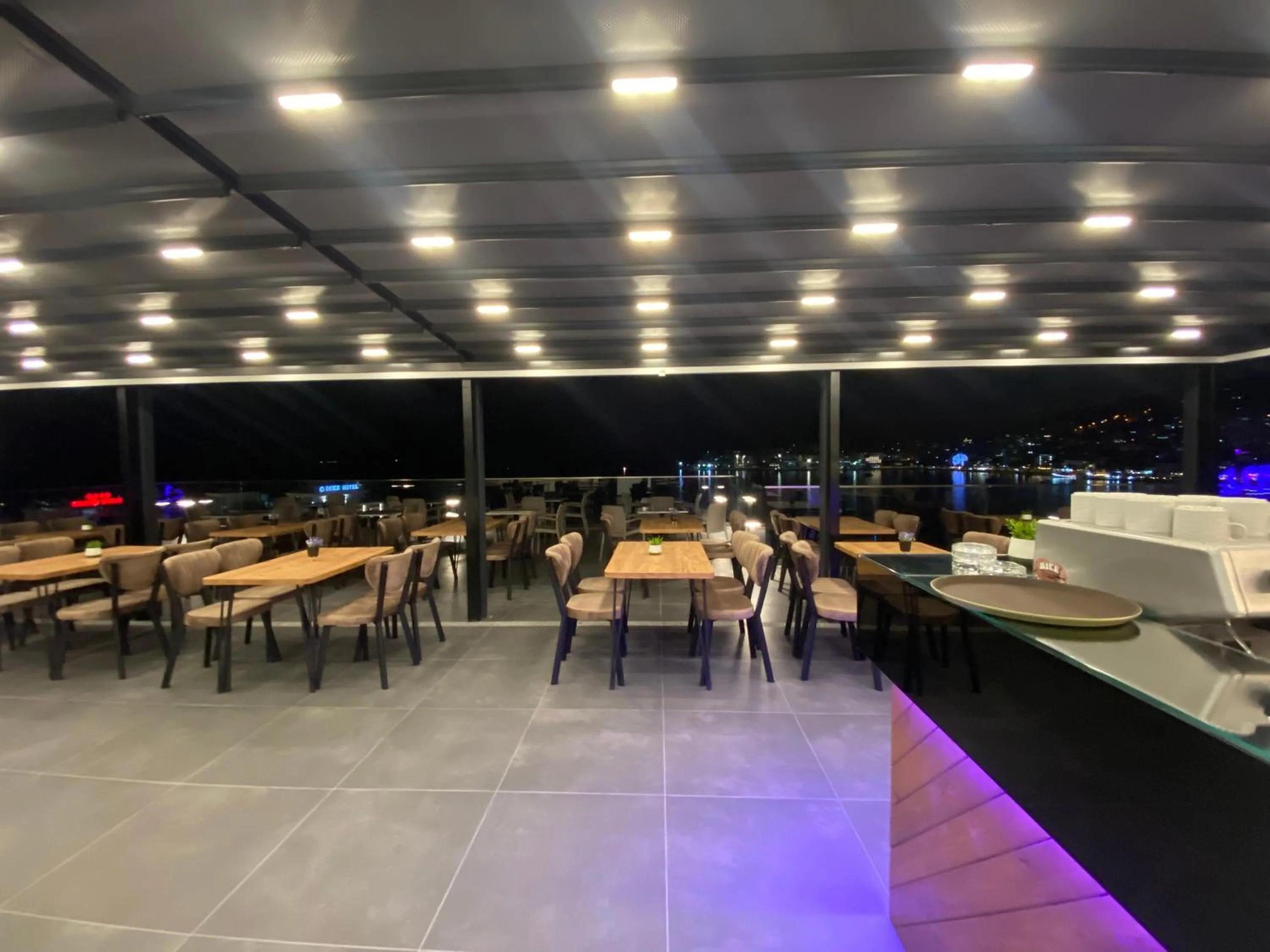 Restaurant/places to eat in Julia Hotel