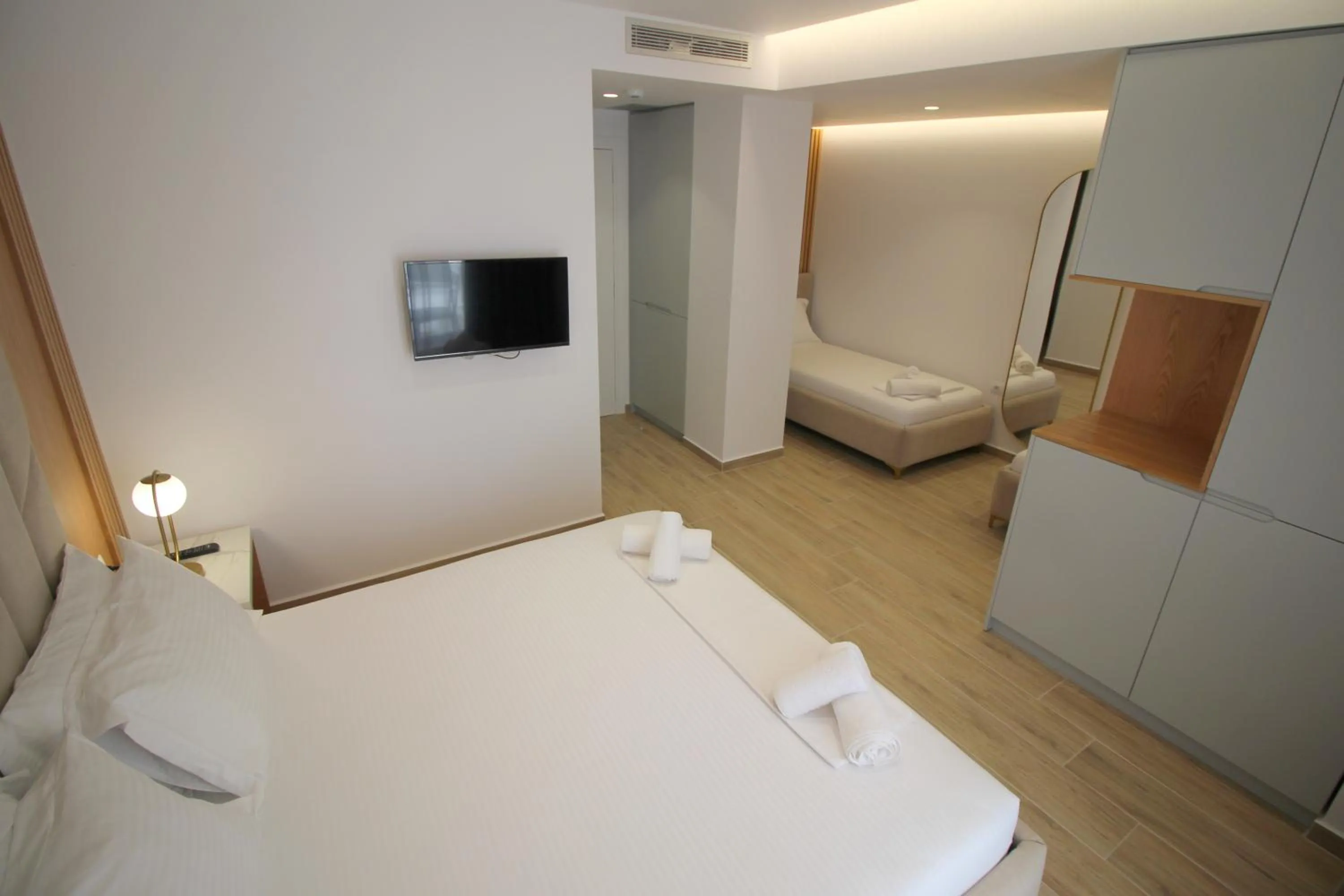 Communal lounge/ TV room, Bed in Julia Hotel