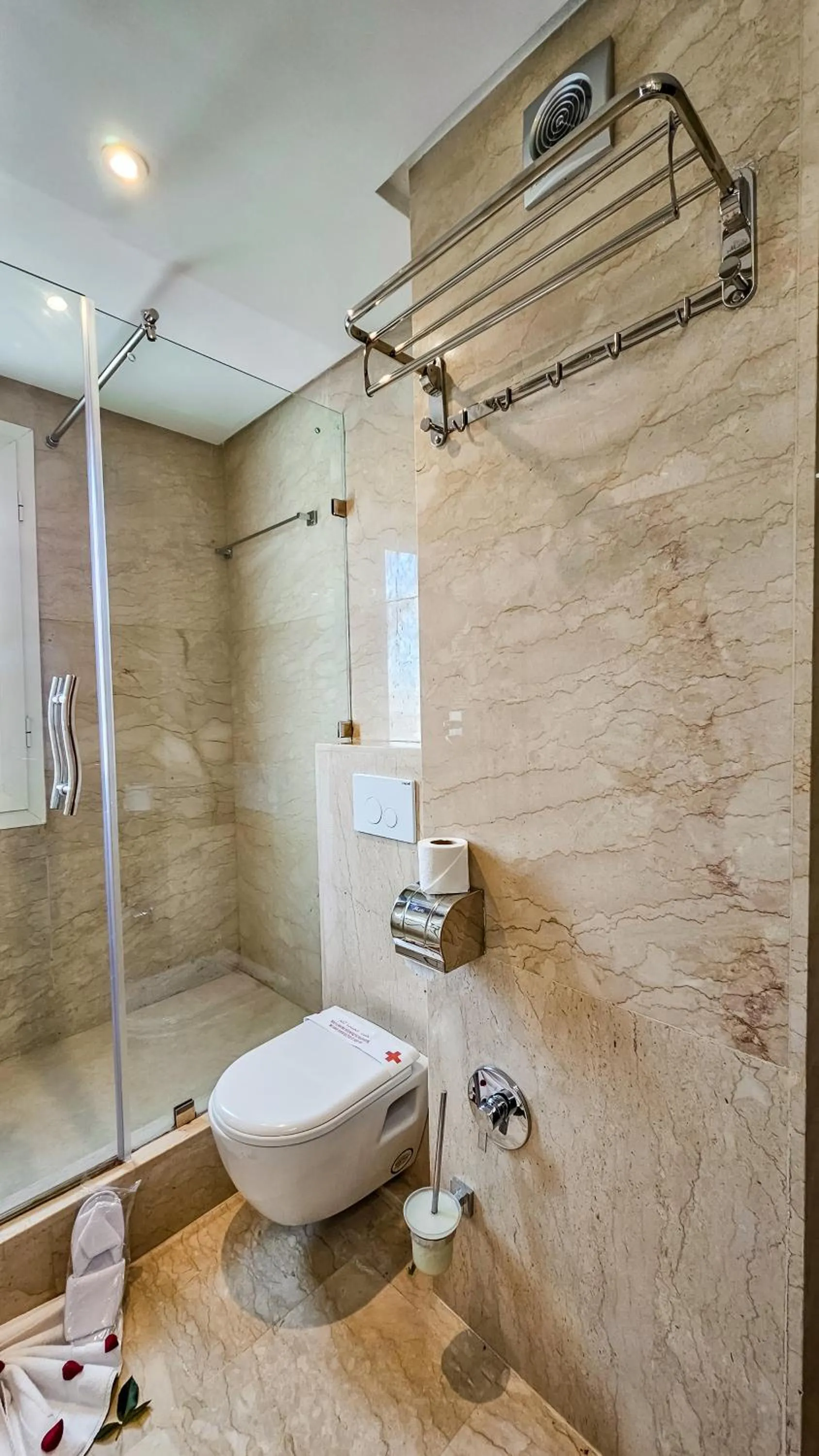 Shower in Hôtel Racine