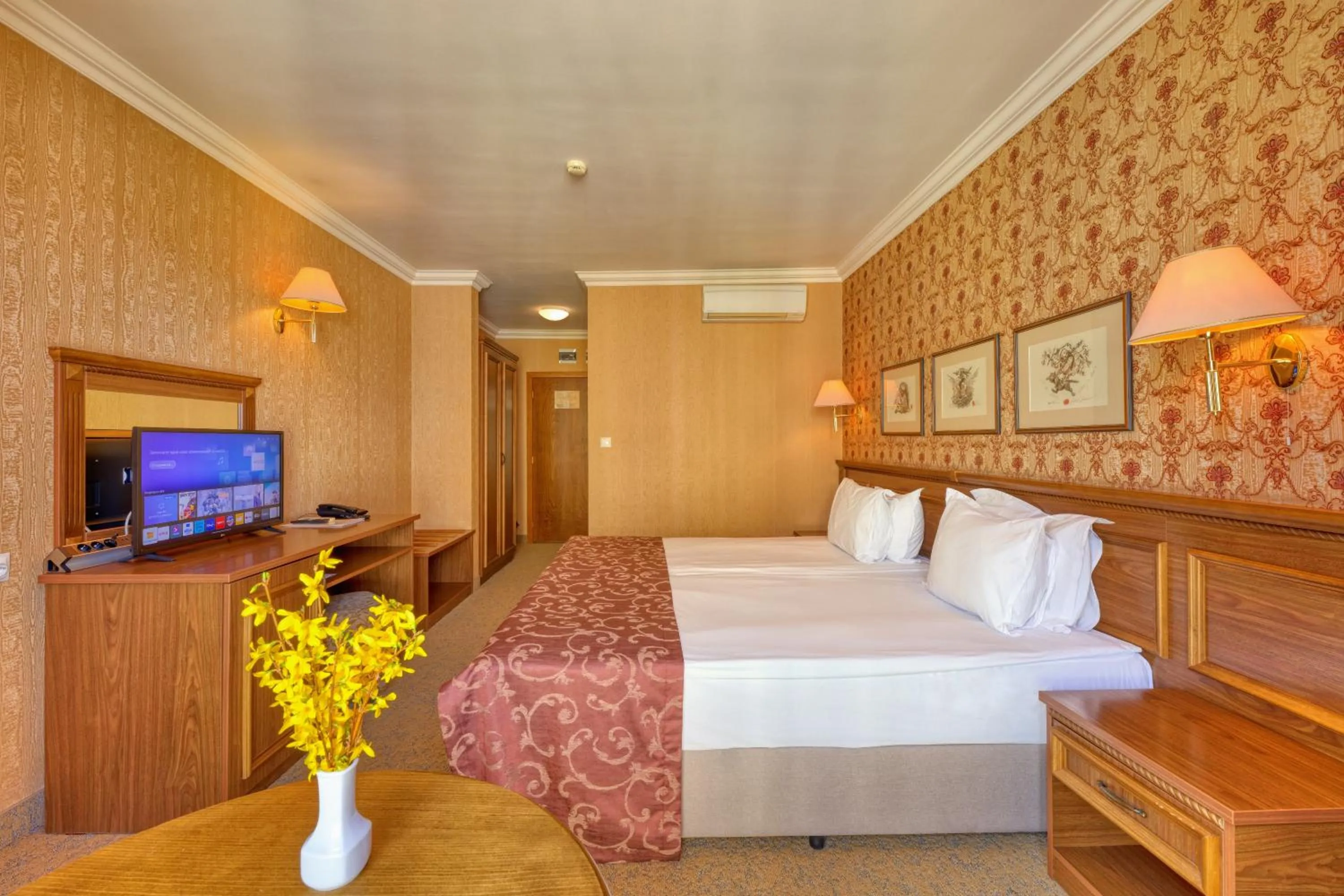 TV and multimedia, Bed in Hotel Club Central