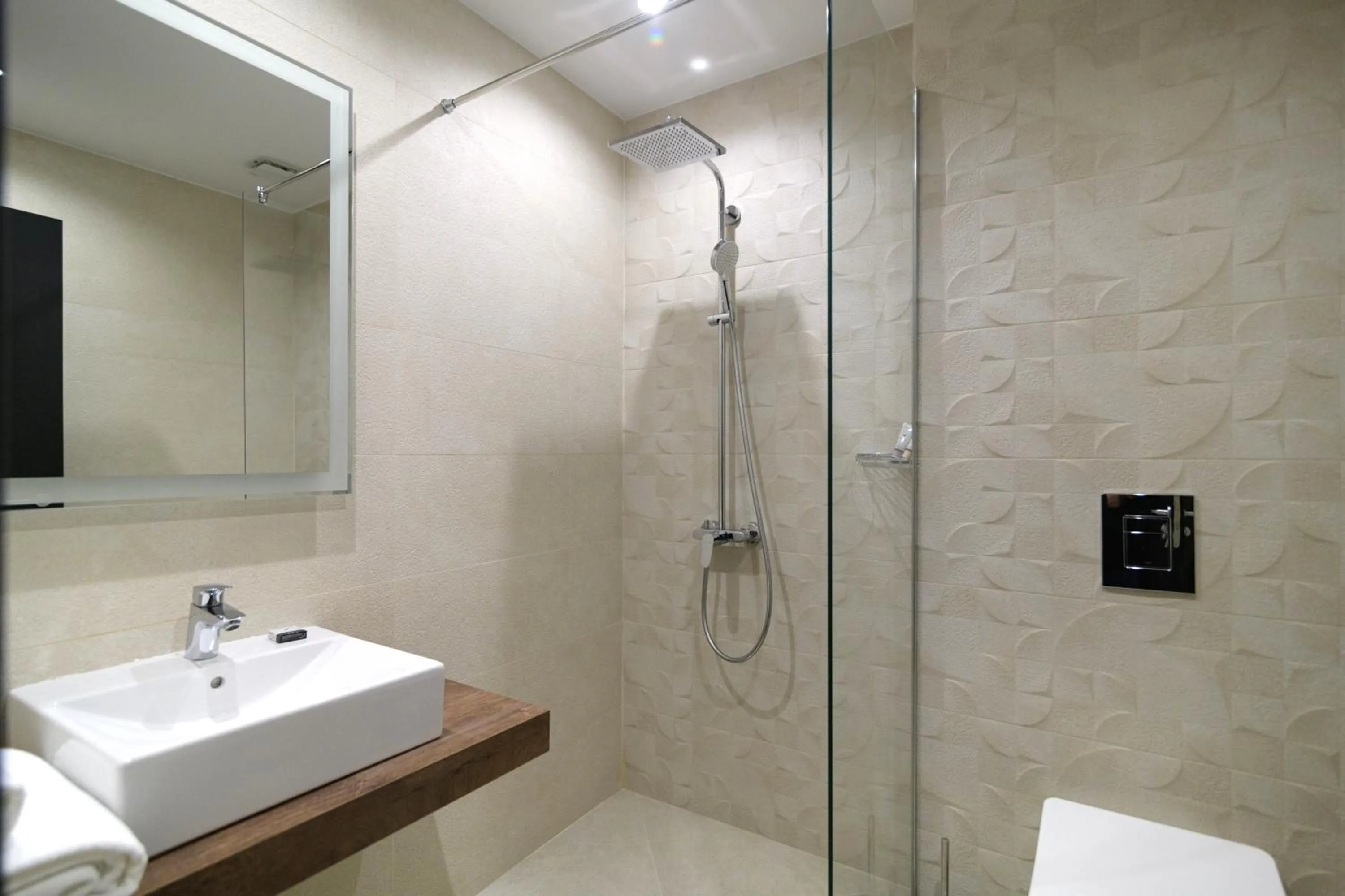 Shower in Rosslyn Dimyat Hotel Varna