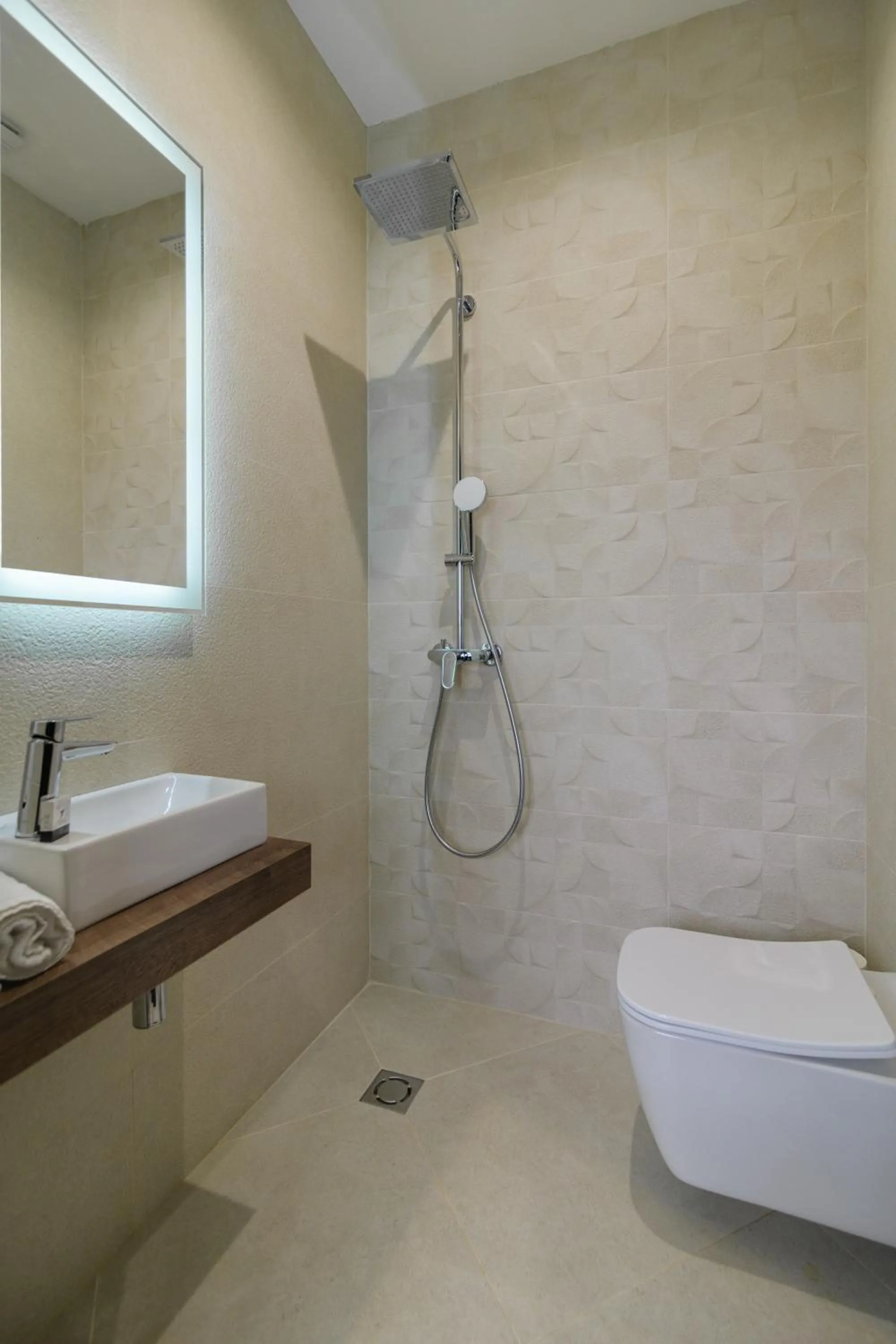 Shower in Rosslyn Dimyat Hotel Varna