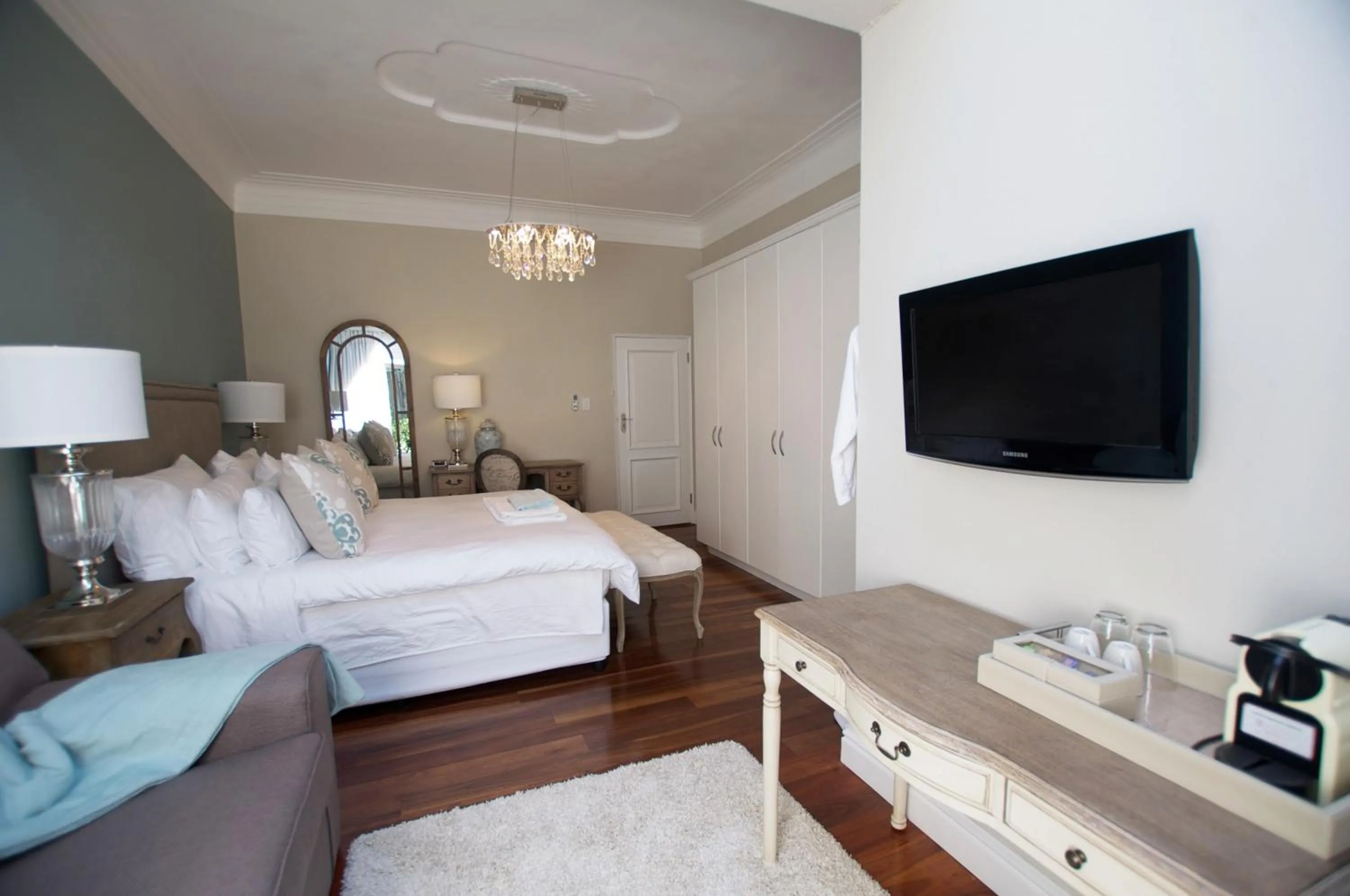 Photo of the whole room, Bed in Island Way Villa