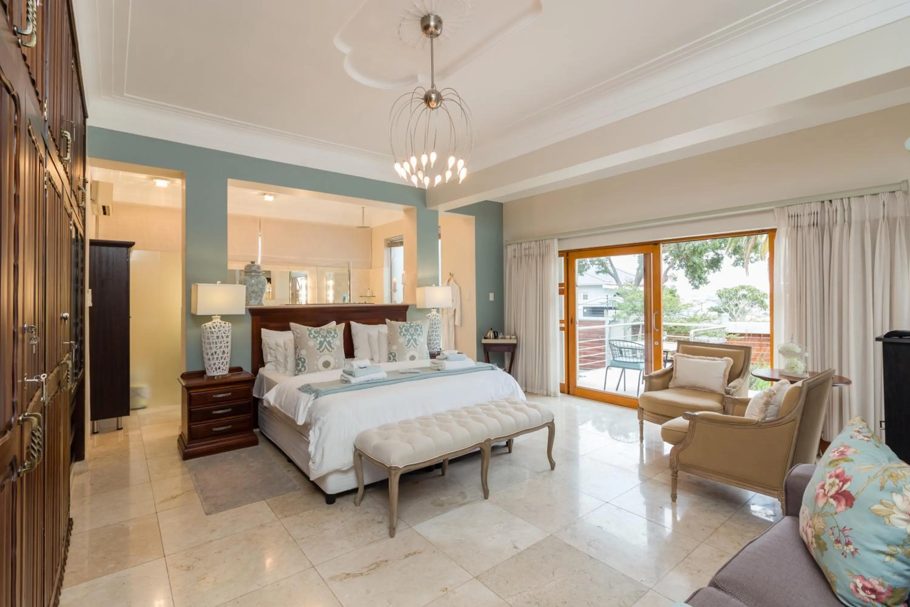 Bathroom, Bed in Island Way Villa